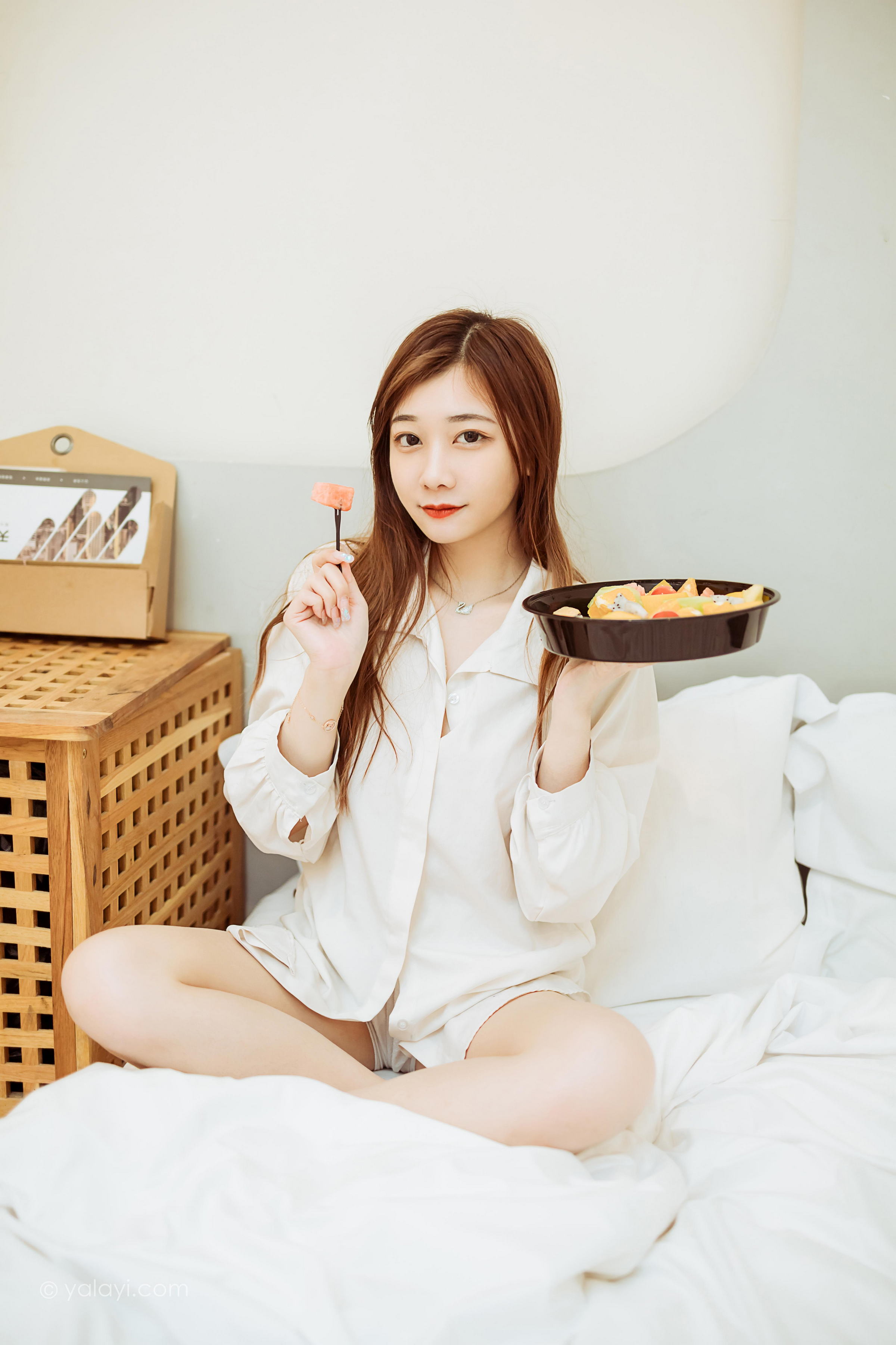 [YALAYI雅拉伊]2022.04.15 珍惜每一天 夜夜 白色男友式衬衫居家性感私房写真集第4张