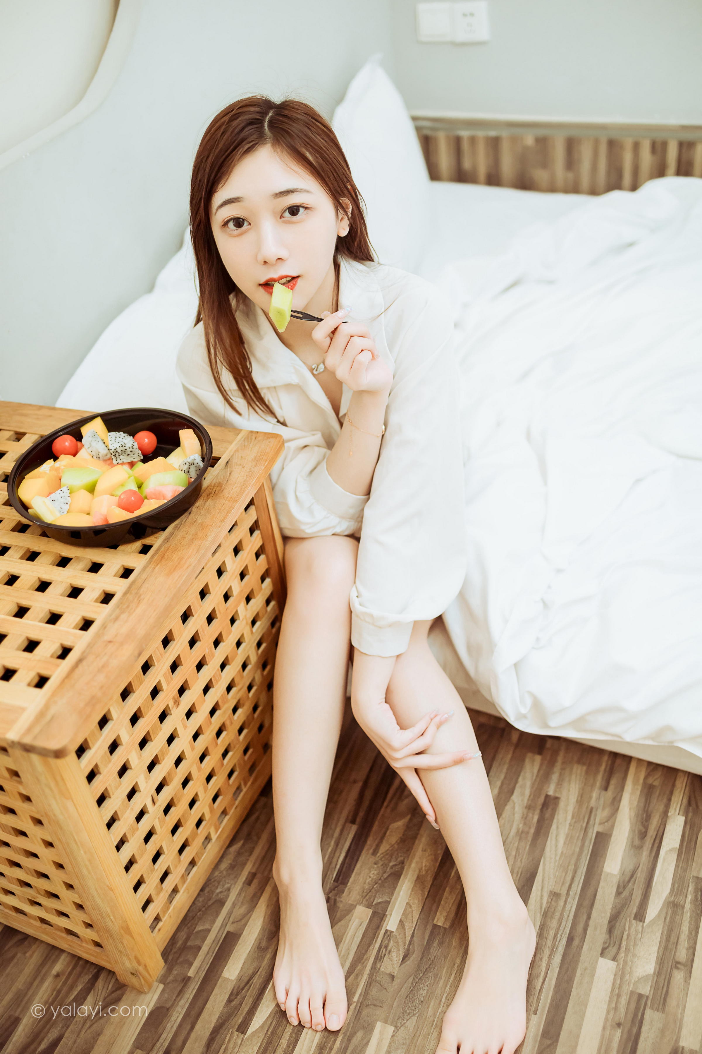 [YALAYI雅拉伊]2022.04.15 珍惜每一天 夜夜 白色男友式衬衫居家性感私房写真集第2张