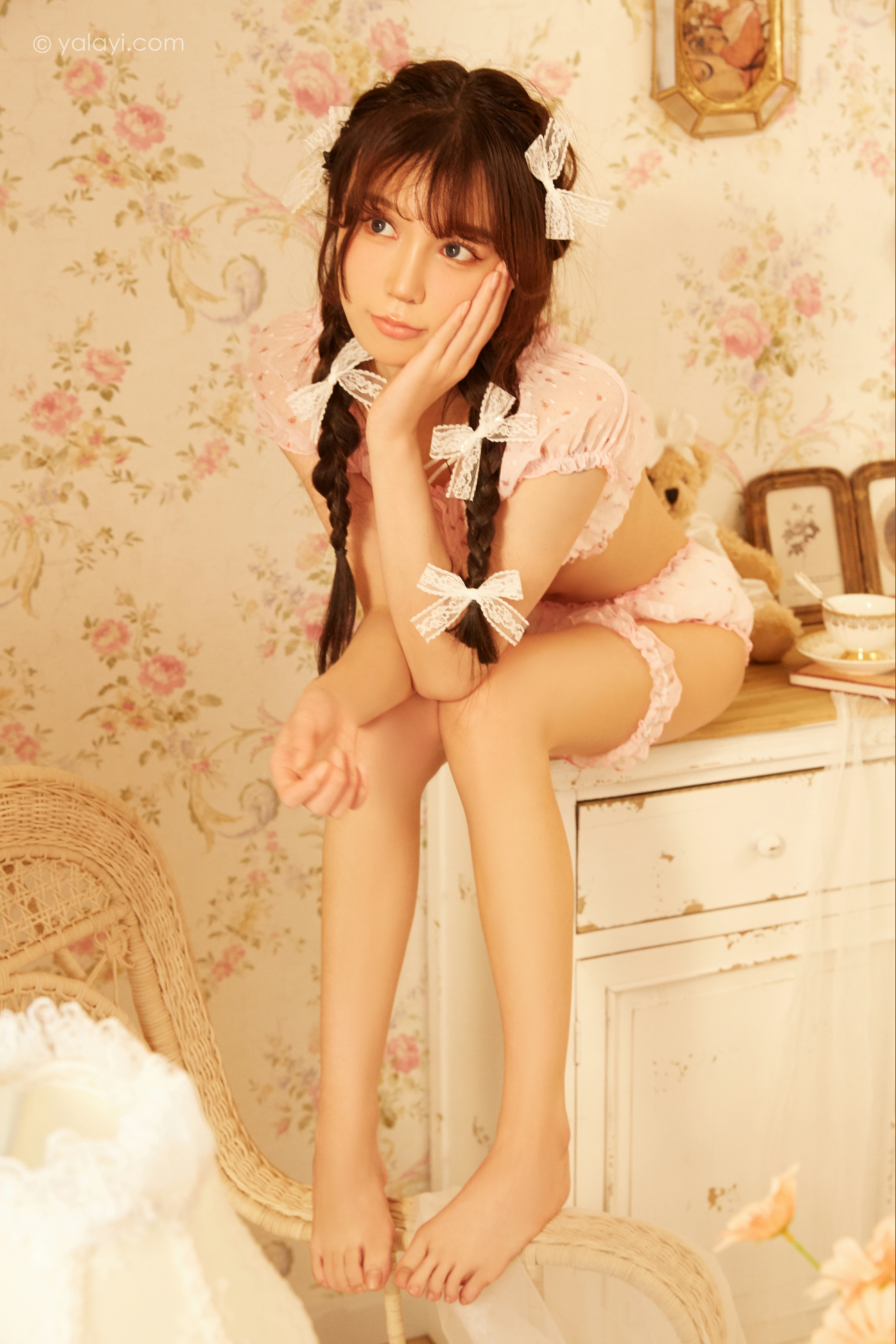 [YALAYI雅拉伊]NO.852 如花 文婧 粉色情趣上衣与短裤加白色丝袜美腿性感私房写真集第13张