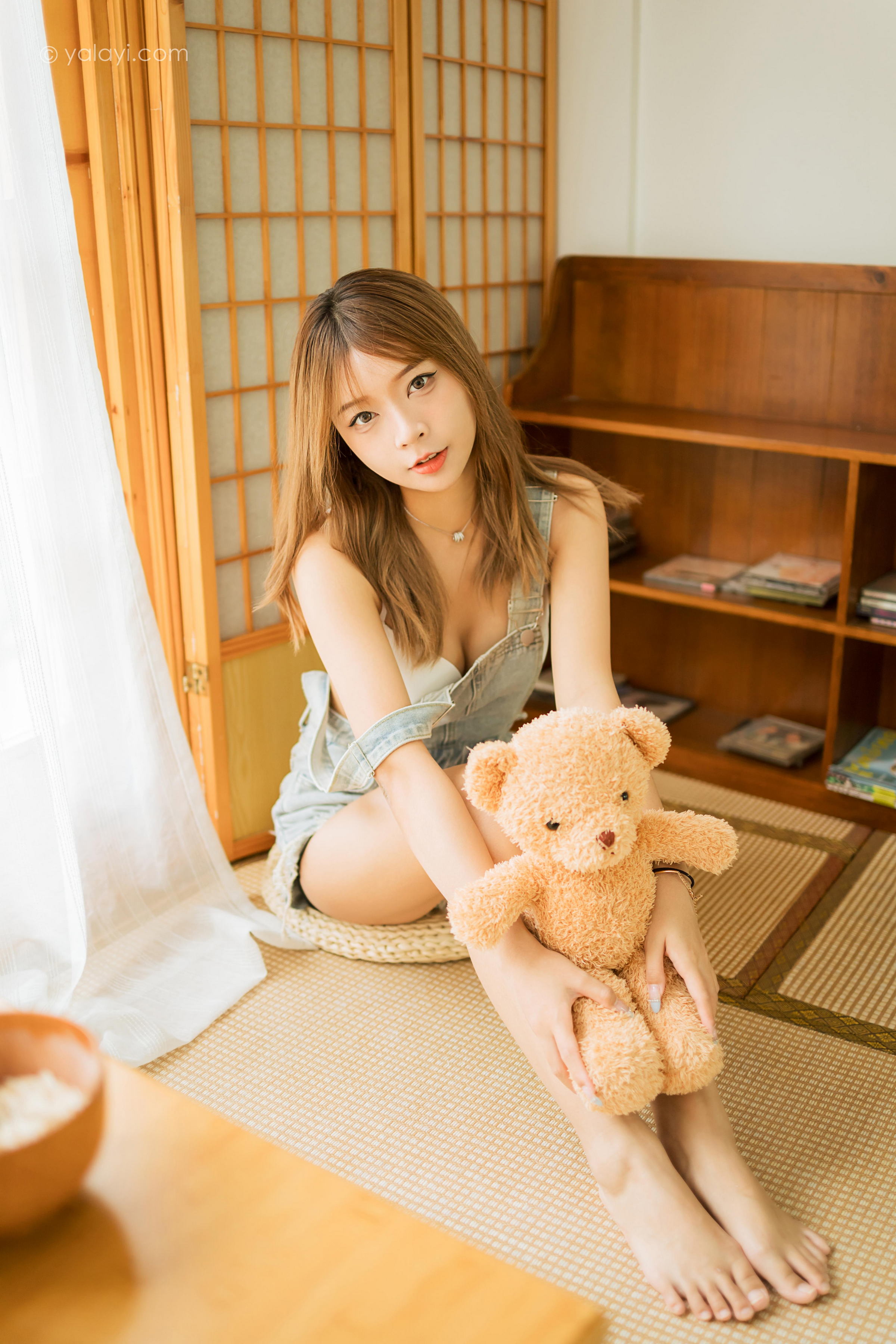 [YALAYI雅拉伊]2022.08.03 我家女友 阿禾 背带短裤加白色内衣居家性感私房写真集第2张