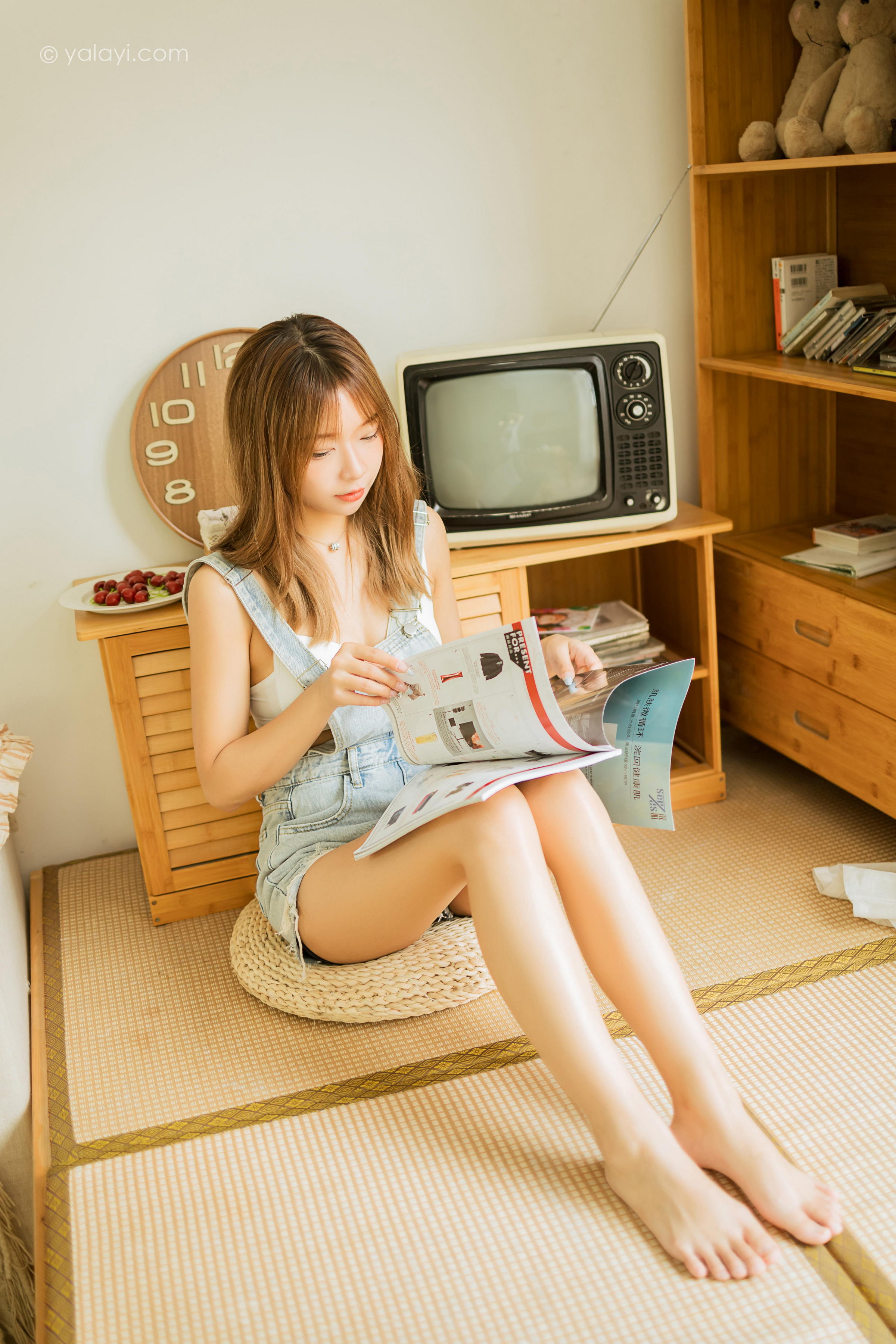 [YALAYI雅拉伊]2022.08.03 我家女友 阿禾 背带短裤加白色内衣居家性感私房写真集第3张