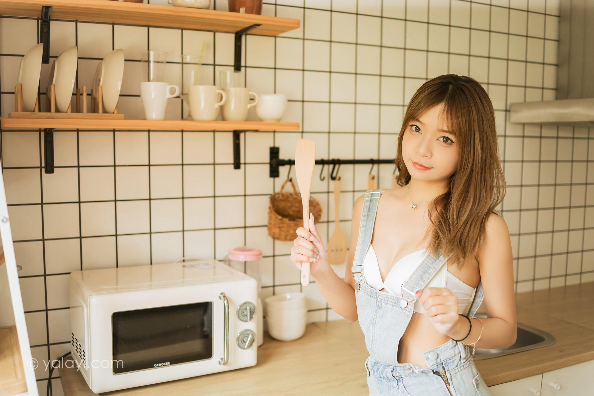 [YALAYI雅拉伊]2022.08.03 我家女友 阿禾 背带短裤加白色内衣居家性感私房写真集第7张