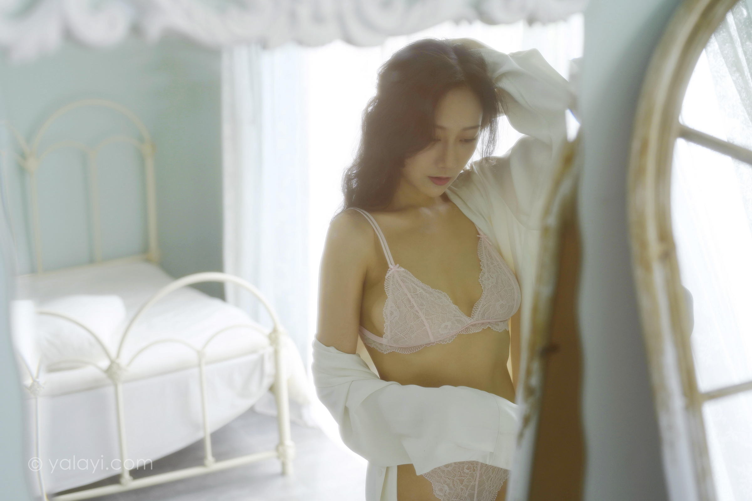 [YALAYI雅拉伊]2022.08.12 清晨的景色 何嘉颖 白色衬衫加粉色蕾丝内衣性感私房写真集第1张