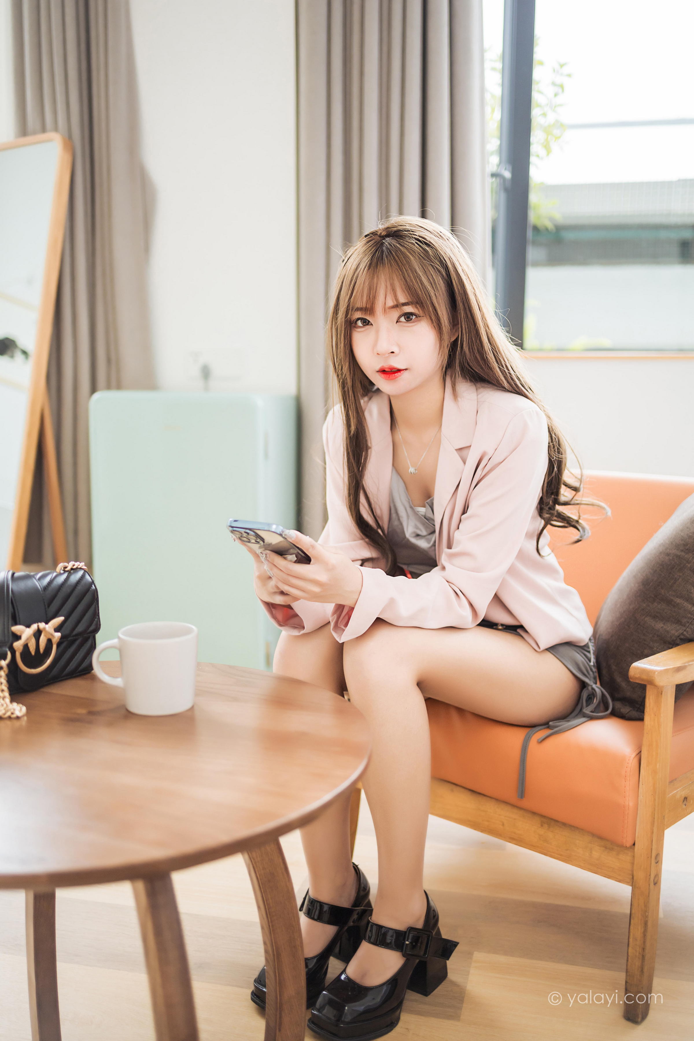 [YALAYI雅拉伊]2022.05.23 试镜 阿禾 粉色外套与灰色被服加灰色短裙清纯写真集第1张