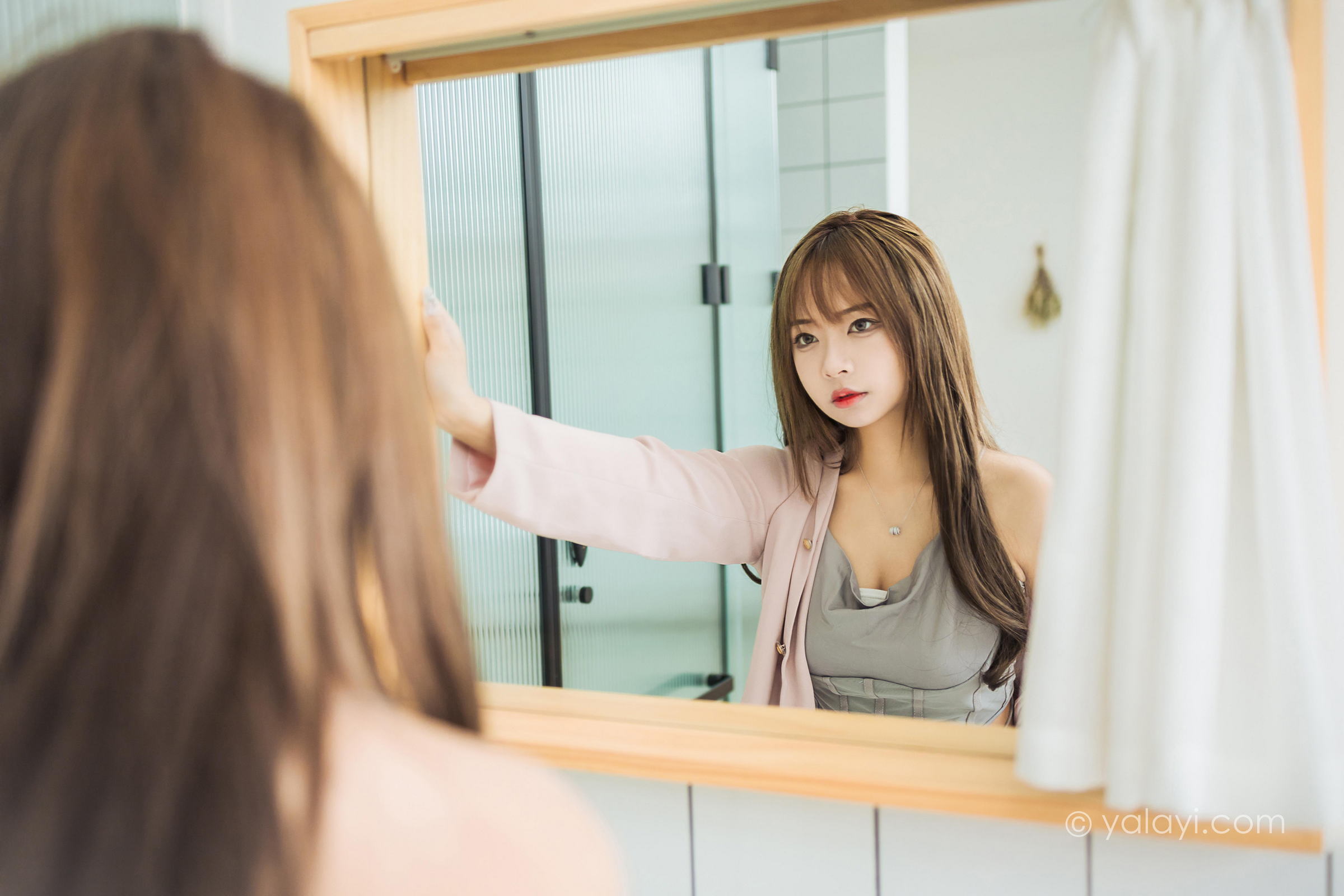 [YALAYI雅拉伊]2022.05.23 试镜 阿禾 粉色外套与灰色被服加灰色短裙清纯写真集第4张