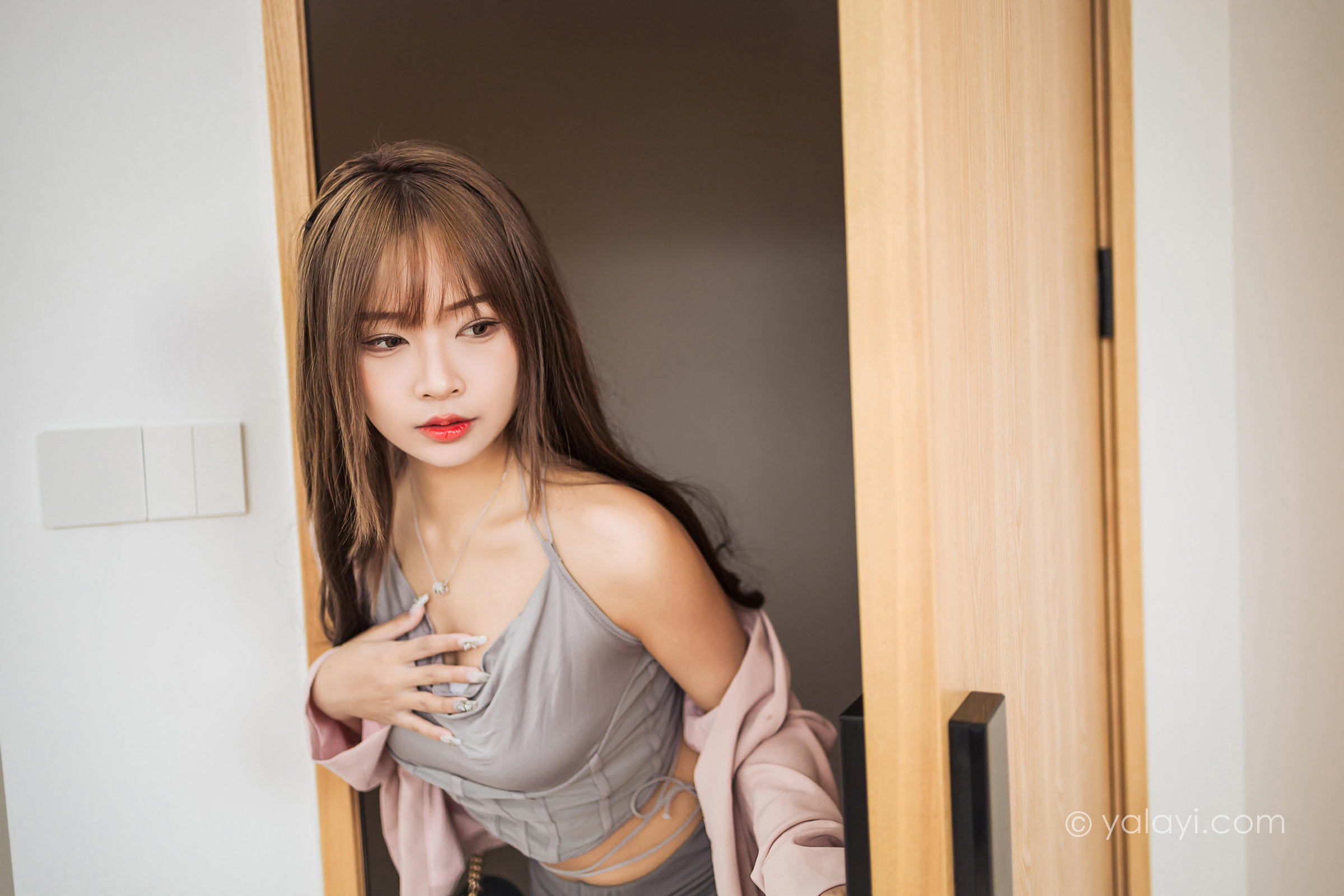 [YALAYI雅拉伊]2022.05.23 试镜 阿禾 粉色外套与灰色被服加灰色短裙清纯写真集第4张