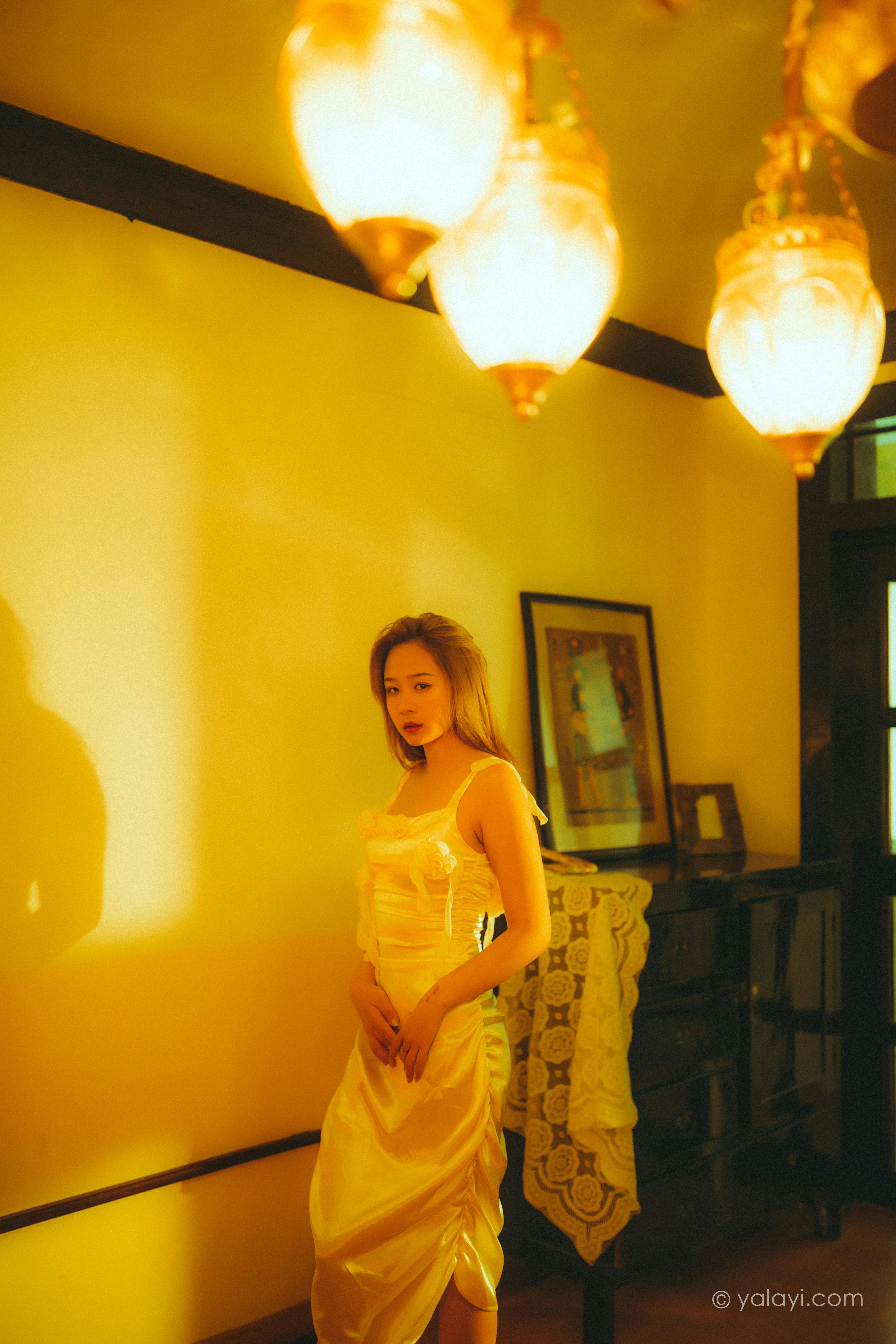 [YALAYI雅拉伊]NO.785 暮光之吻 岳璐璐 白色吊带连衣裙加性感内衣私房写真集第2张