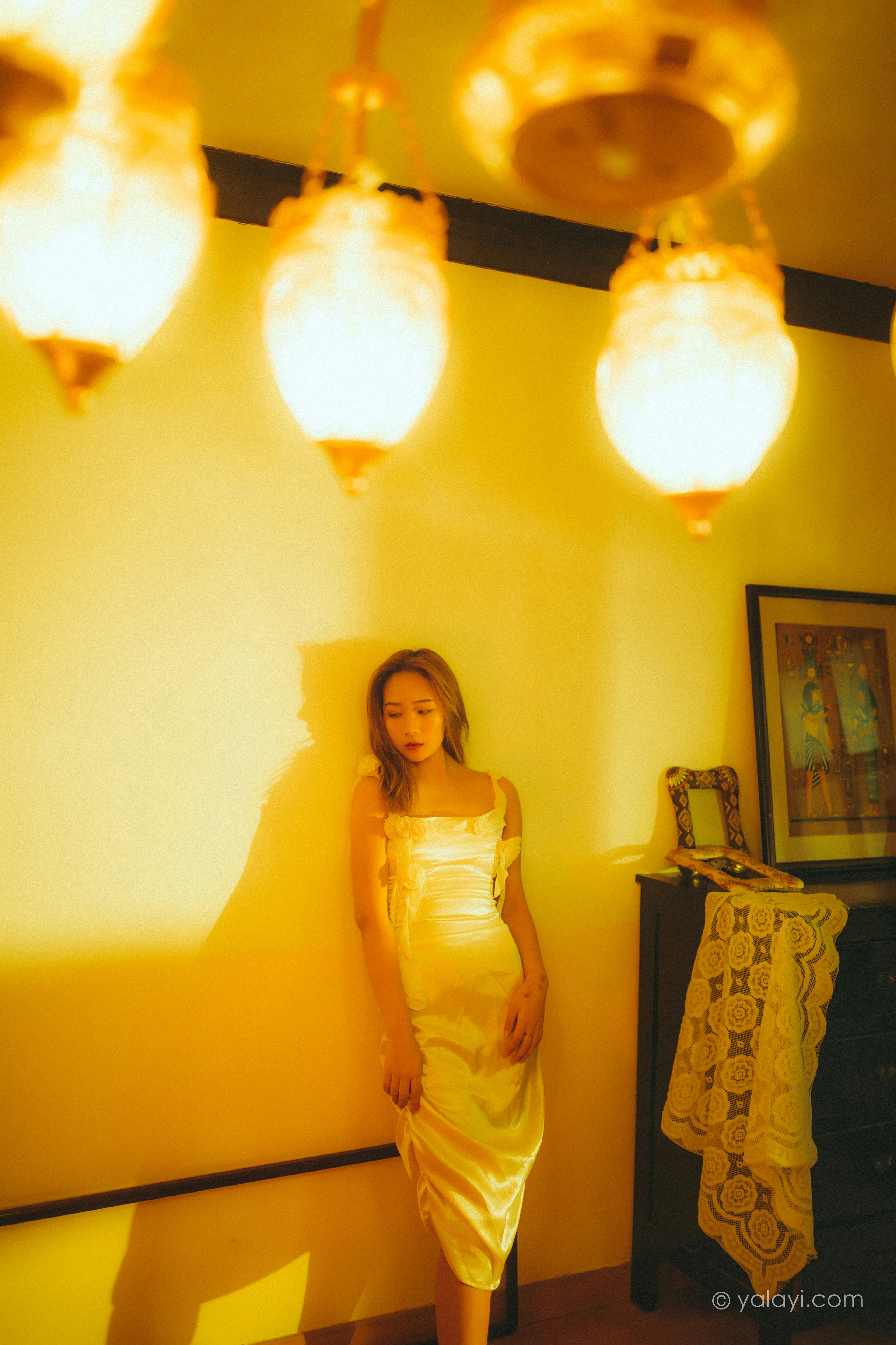 [YALAYI雅拉伊]NO.785 暮光之吻 岳璐璐 白色吊带连衣裙加性感内衣私房写真集第3张