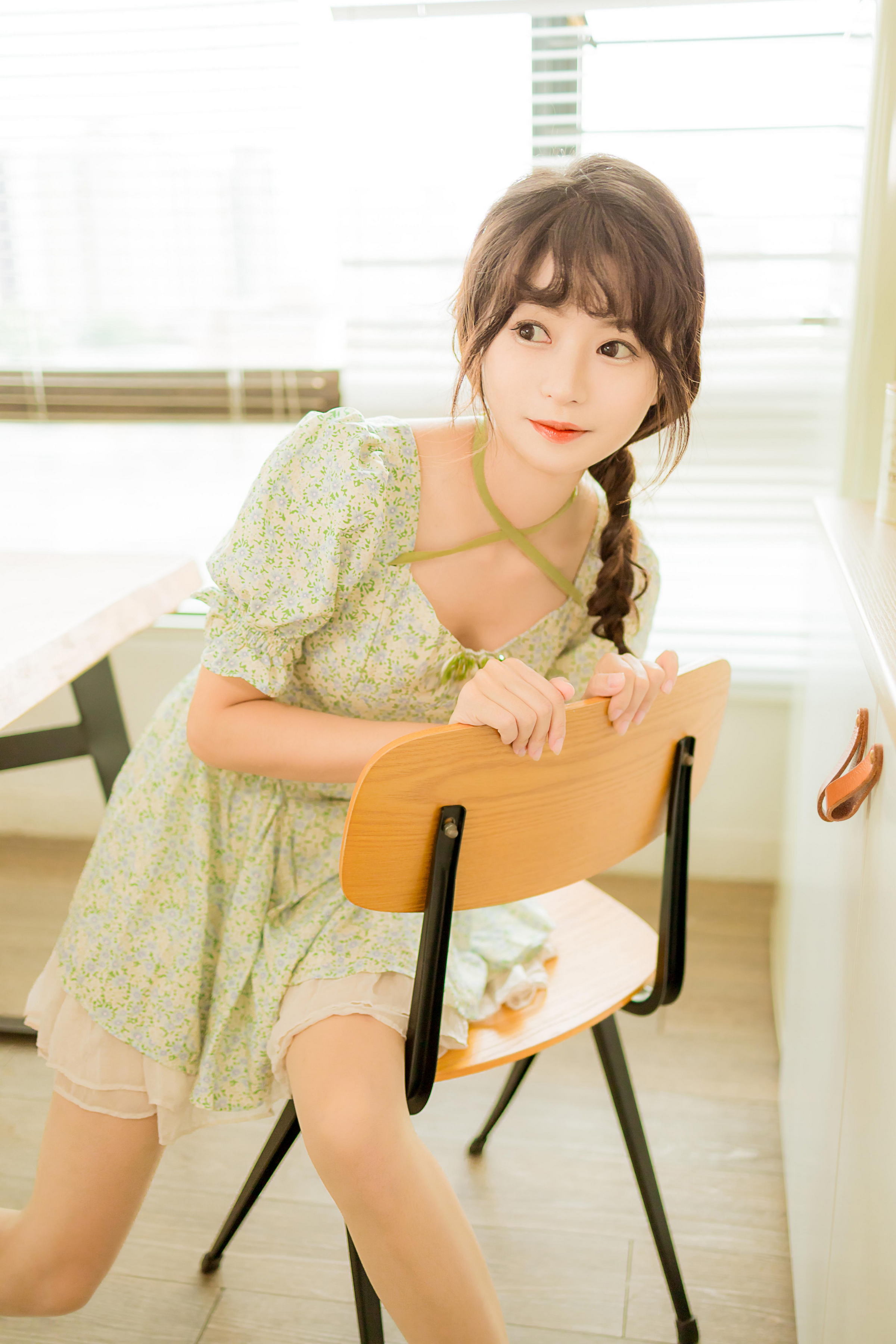 [YALAYI雅拉伊]2022.08.15 花之香 小亭 淡绿色连衣裙加肉丝美腿清纯写真集第10张