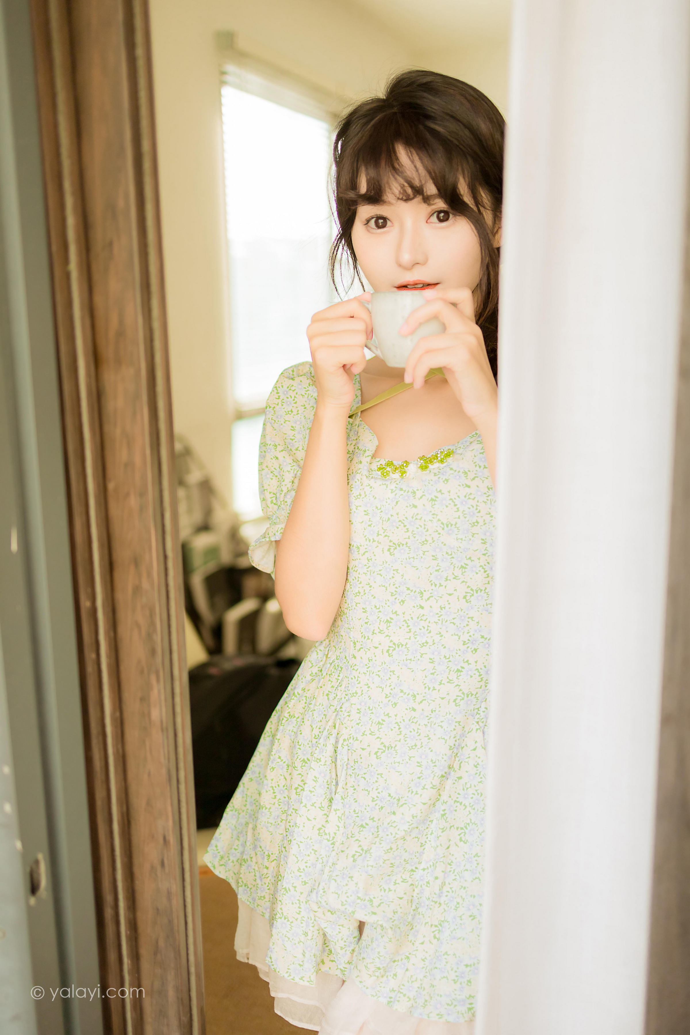 [YALAYI雅拉伊]2022.08.15 花之香 小亭 淡绿色连衣裙加肉丝美腿清纯写真集第11张
