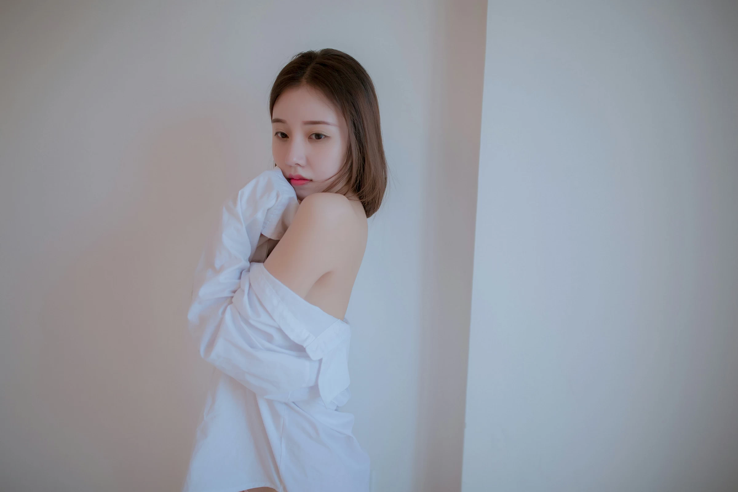 [YALAYI雅拉伊]NO.725 《空房》 秦语 白色衬衫居家性感写真集第10张