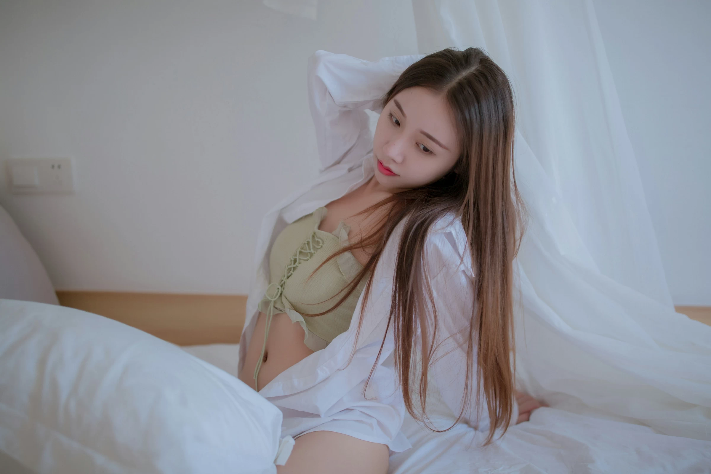 [YALAYI雅拉伊]NO.725 《空房》 秦语 白色衬衫居家性感写真集第2张