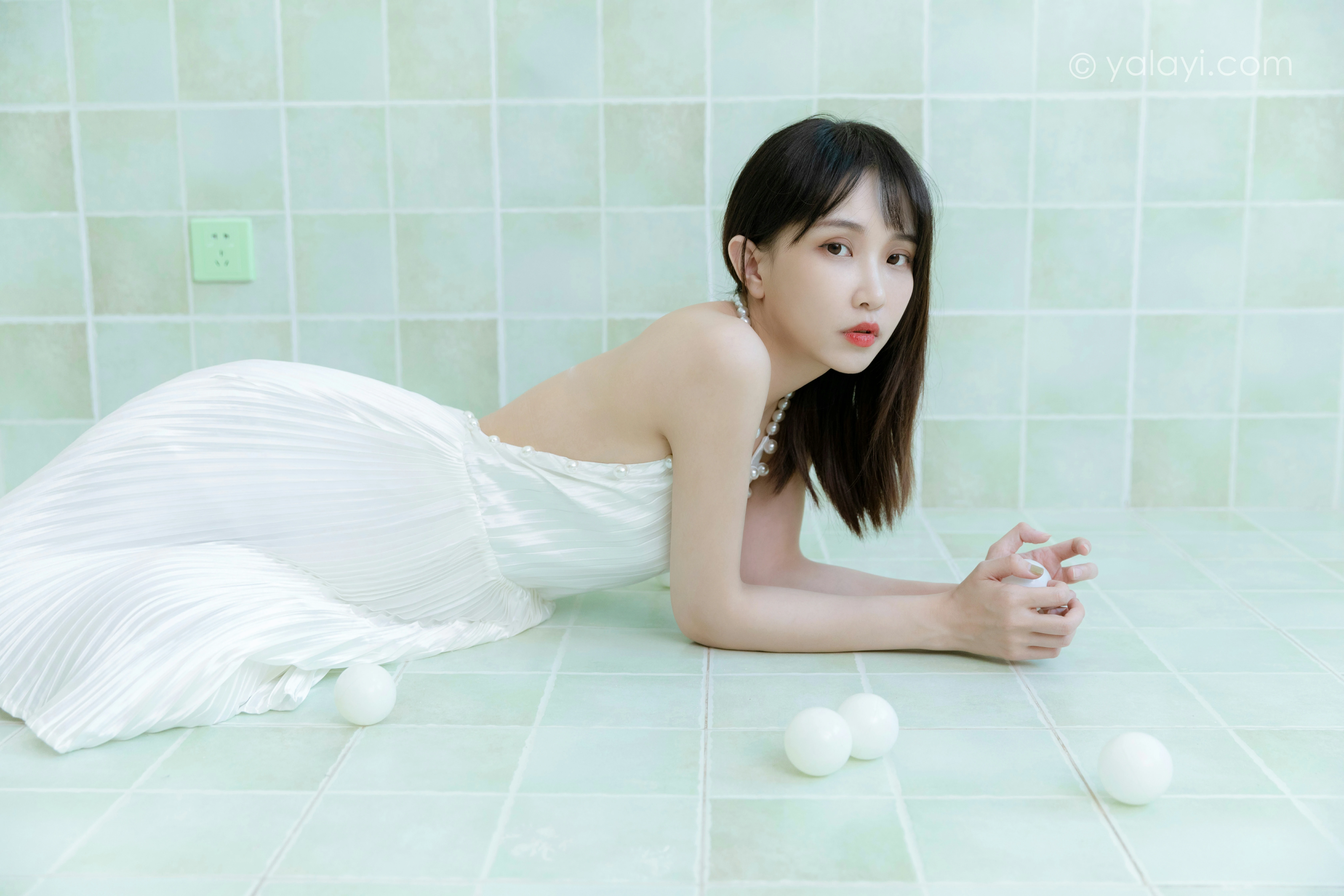 [YALAYI雅拉伊]NO.818 窗内窗外 妍妍 白色吊带裸背连衣裙性感写真集第7张