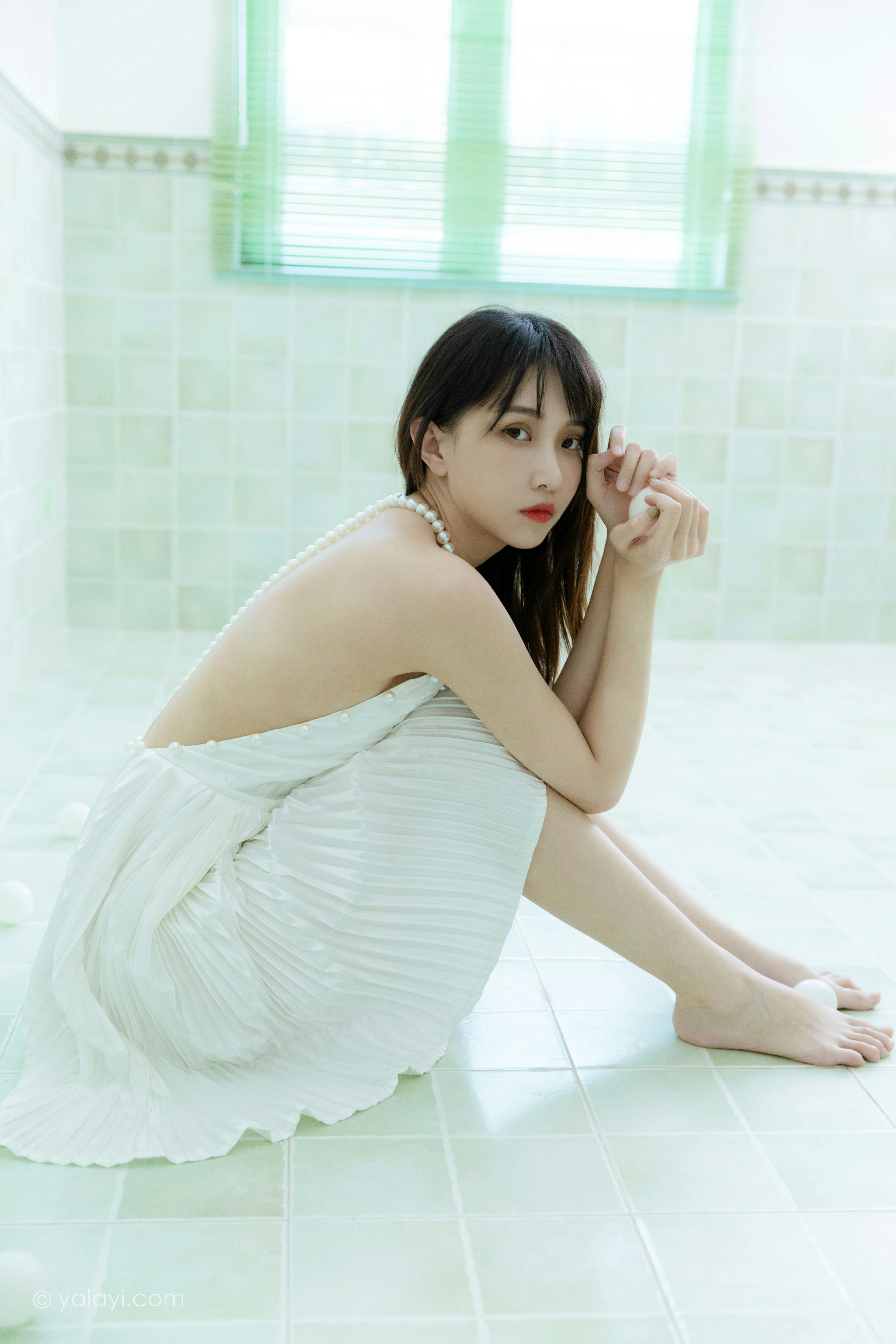 [YALAYI雅拉伊]NO.818 窗内窗外 妍妍 白色吊带裸背连衣裙性感写真集第5张