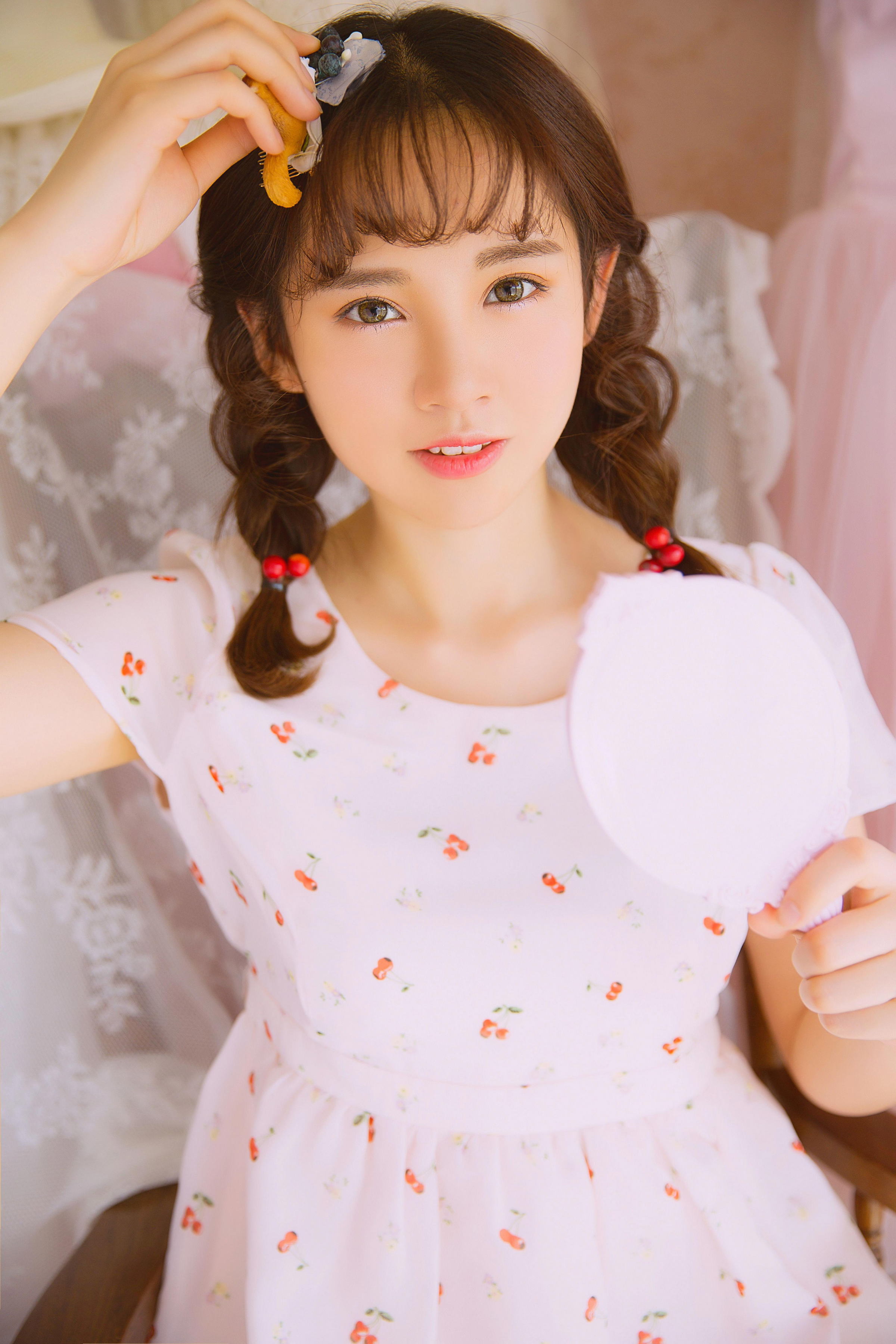 [YALAYI雅拉伊]2022.05.26 甜美少女 白色透视蕾丝连衣裙居家清纯写真集第1张