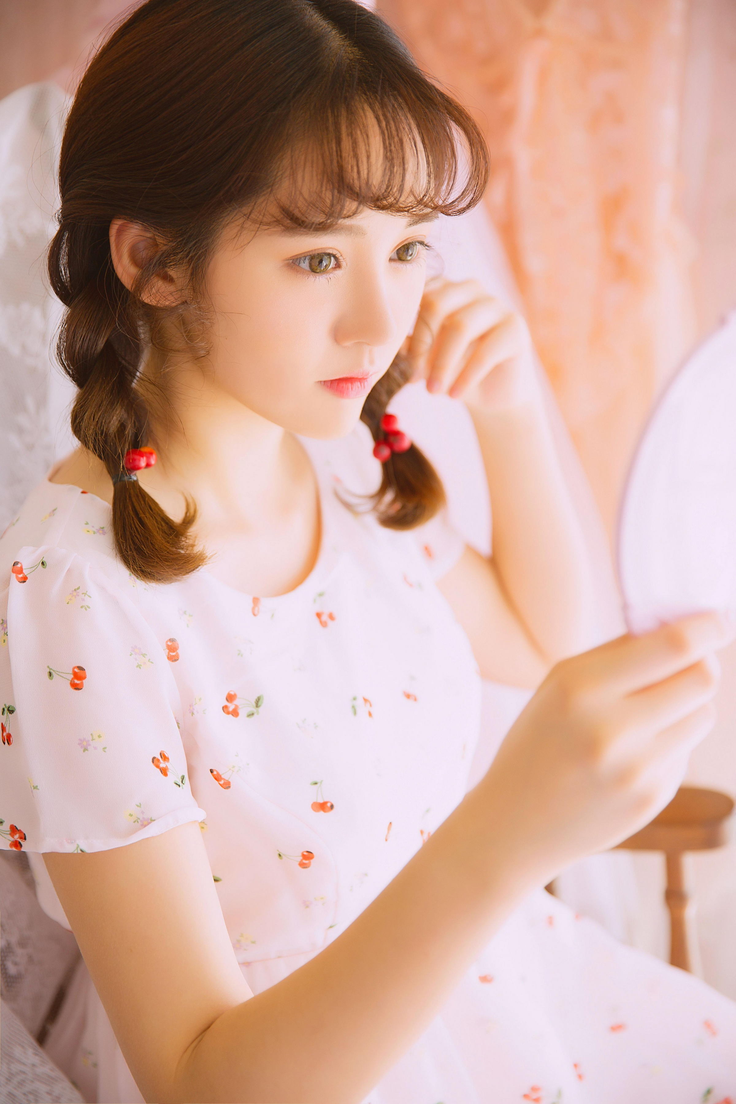 [YALAYI雅拉伊]2022.05.26 甜美少女 白色透视蕾丝连衣裙居家清纯写真集第1张