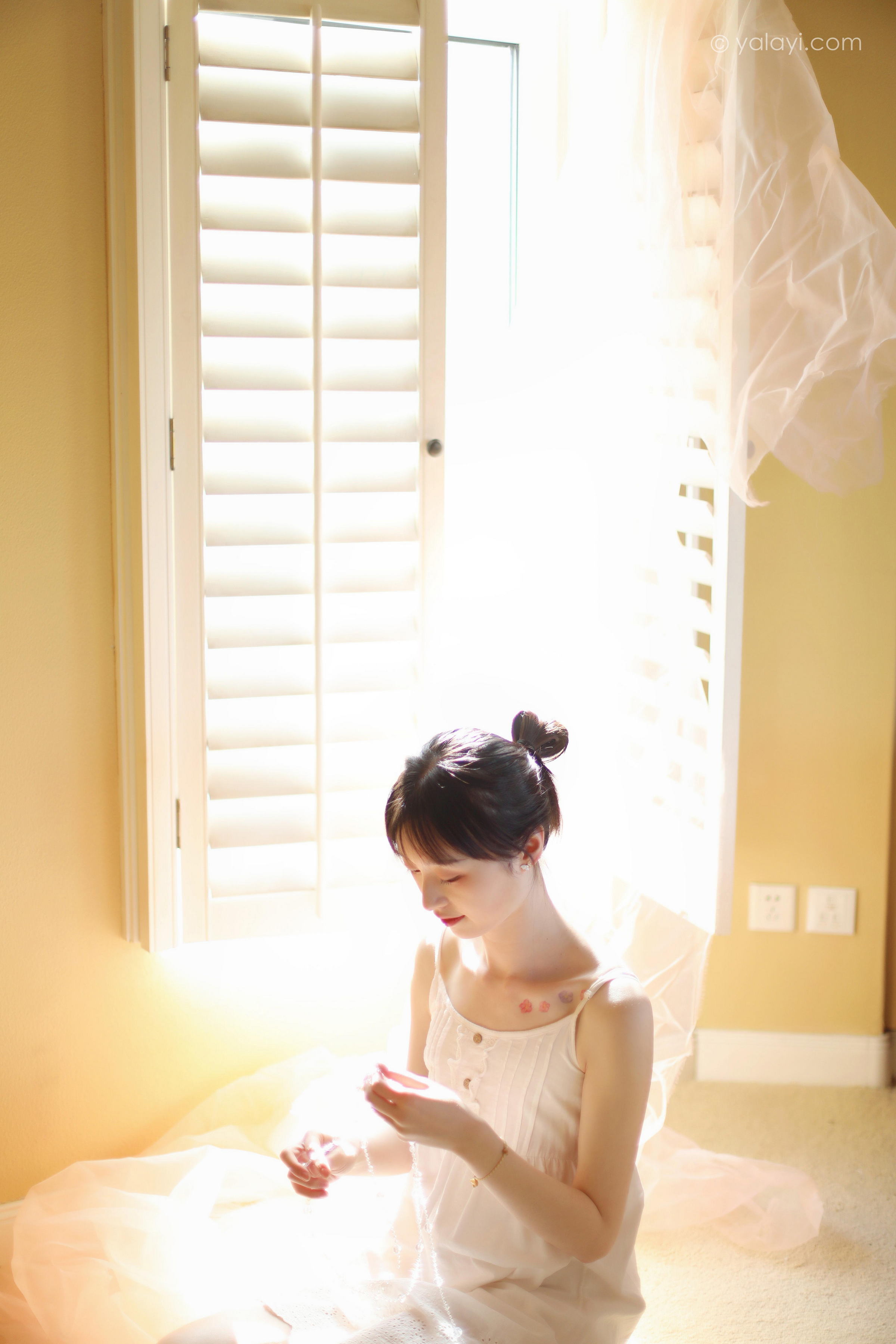 [YALAYI雅拉伊]2022.05.11 光影零乱 京京 白色吊带镂空连衣裙性感写真集第12张