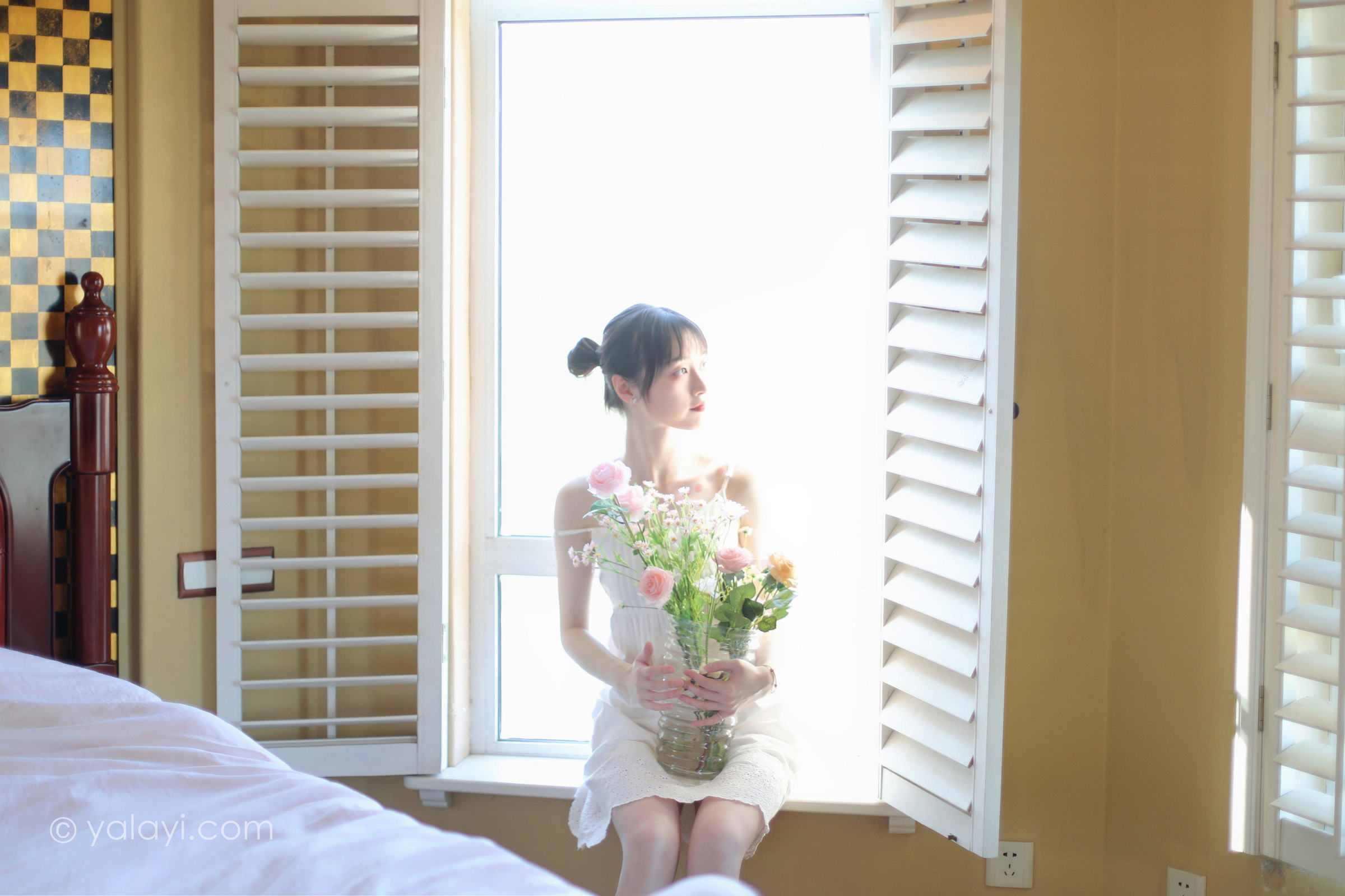 [YALAYI雅拉伊]2022.05.11 光影零乱 京京 白色吊带镂空连衣裙性感写真集第6张