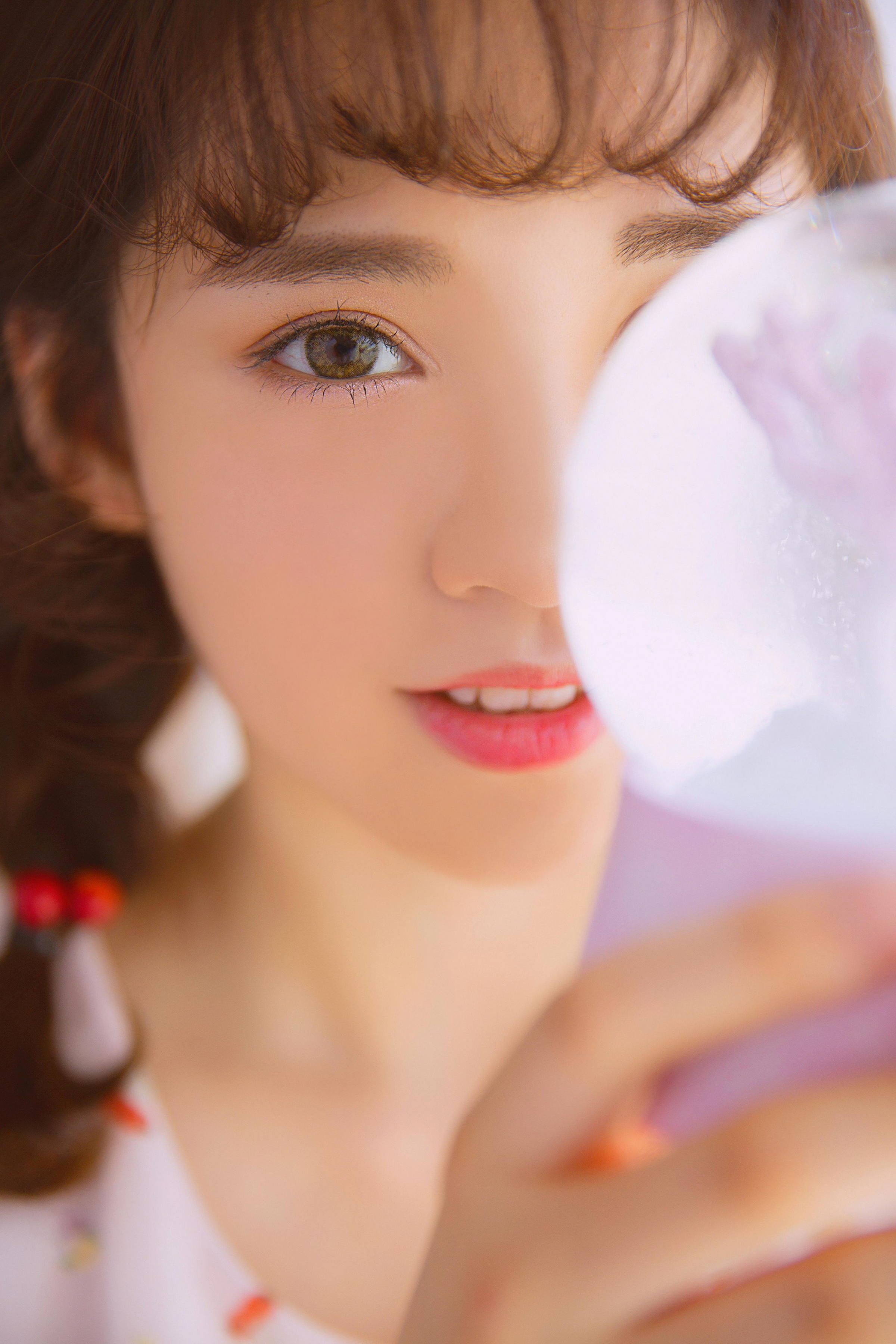 [YALAYI雅拉伊]2022.05.26 甜美少女 白色透视蕾丝连衣裙居家清纯写真集第4张