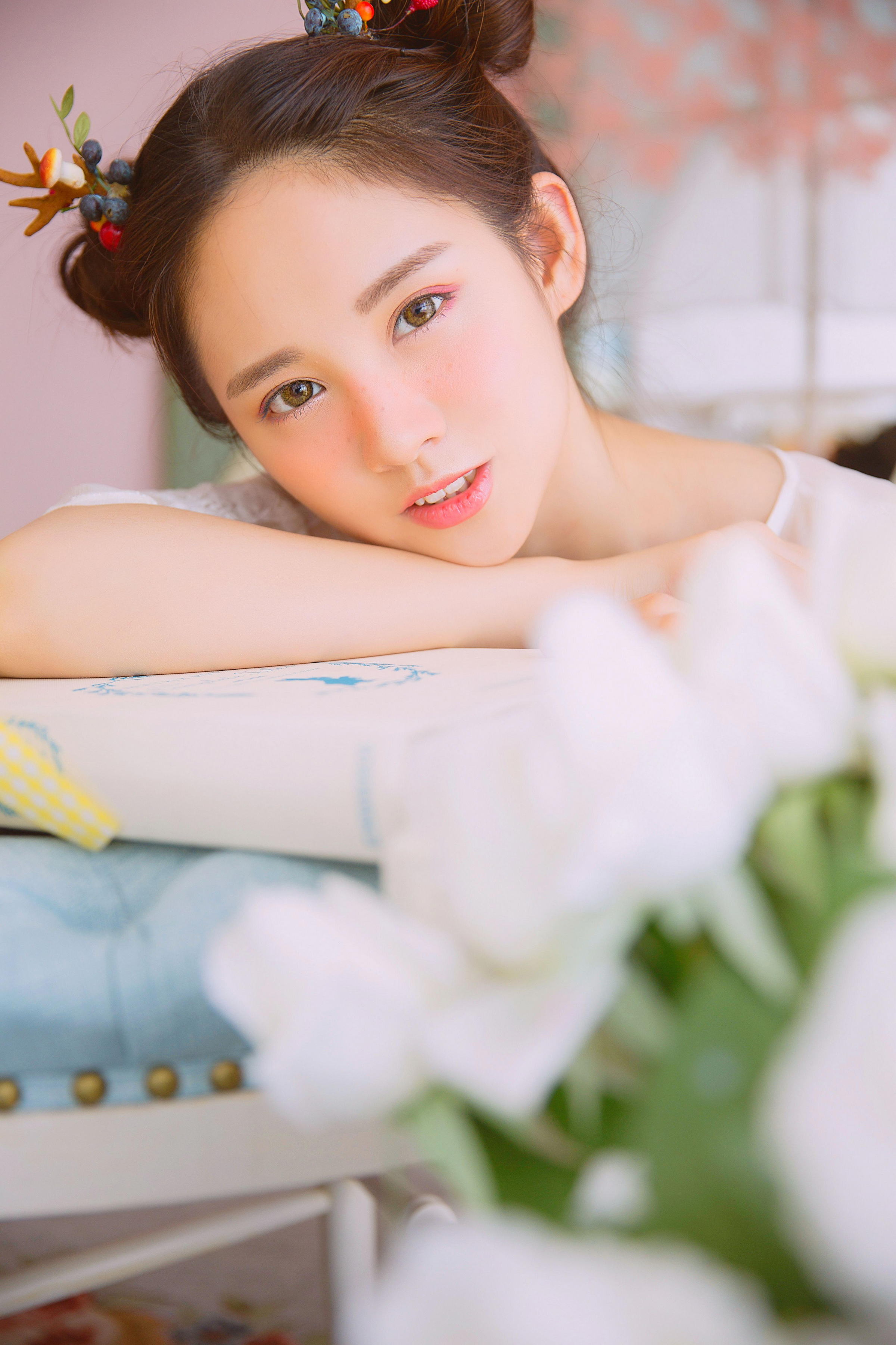 [YALAYI雅拉伊]2022.05.26 甜美少女 白色透视蕾丝连衣裙居家清纯写真集第8张