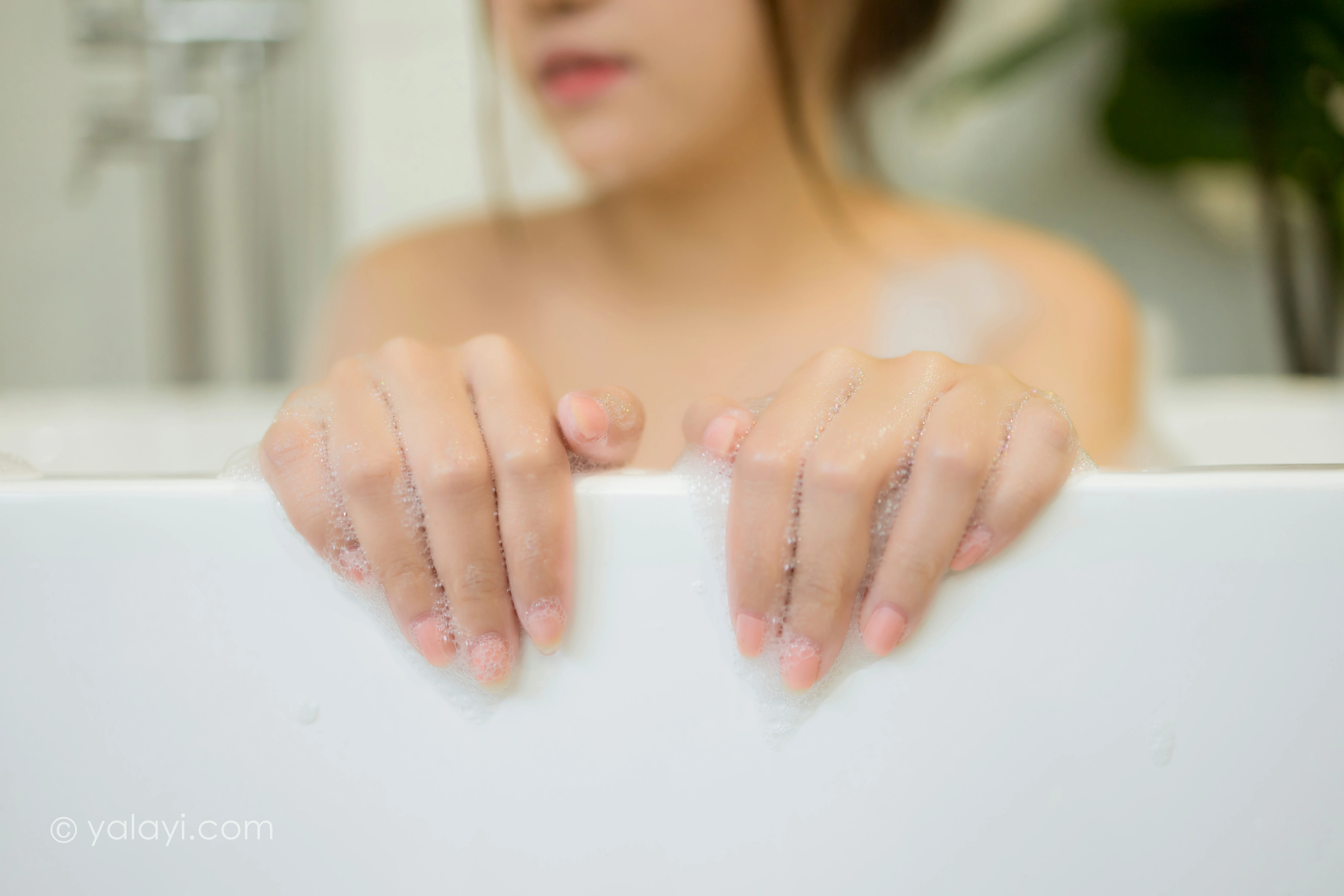 [YALAYI雅拉伊]NO.777 沐浴的快乐 虞艺 白色浴袍性感私房写真集第10张