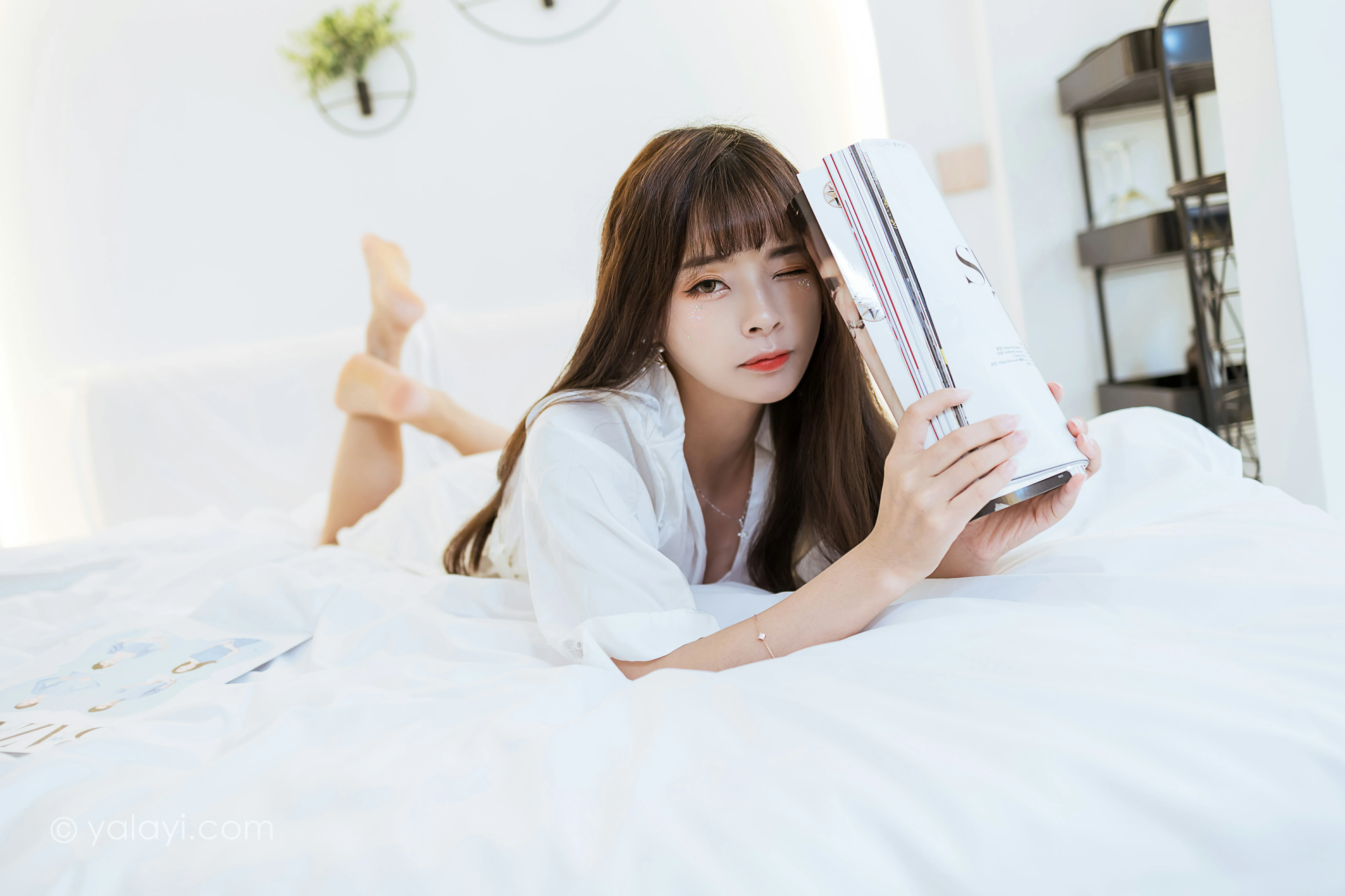 [YALAYI雅拉伊]NO.839 休闲的日子 程小蝶 白色睡衣加蕾丝内衣居家私房写真集第5张