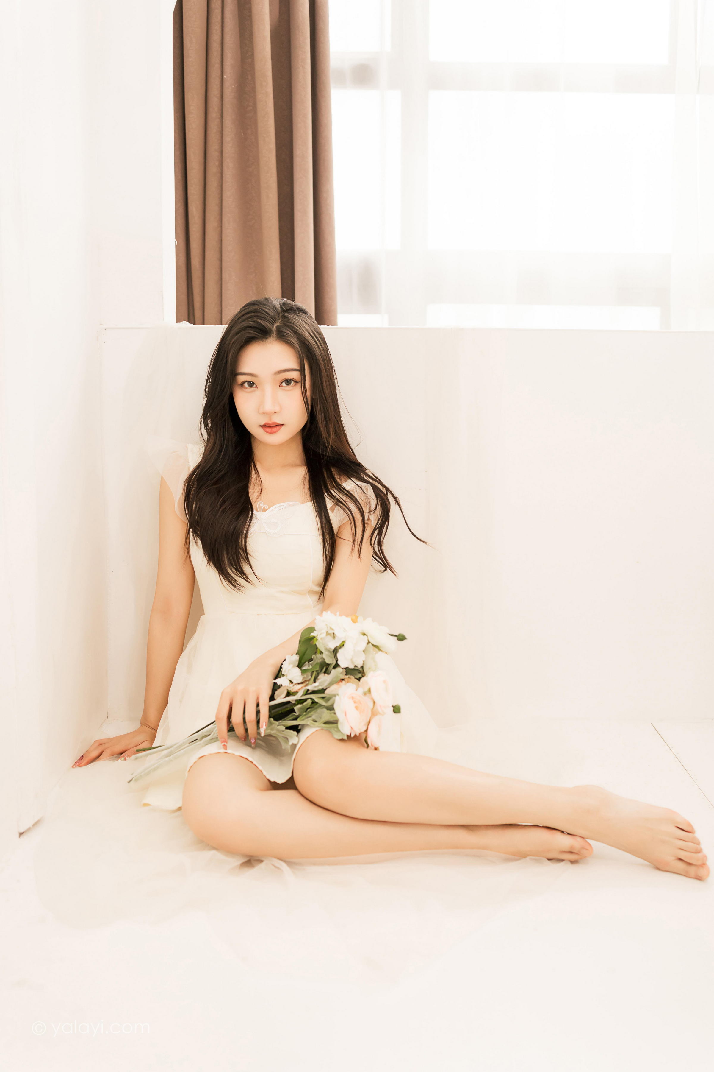 [YALAYI雅拉伊]2022.05.25 你别太迷人 徐小云 白色连衣裙居家清纯写真集第1张