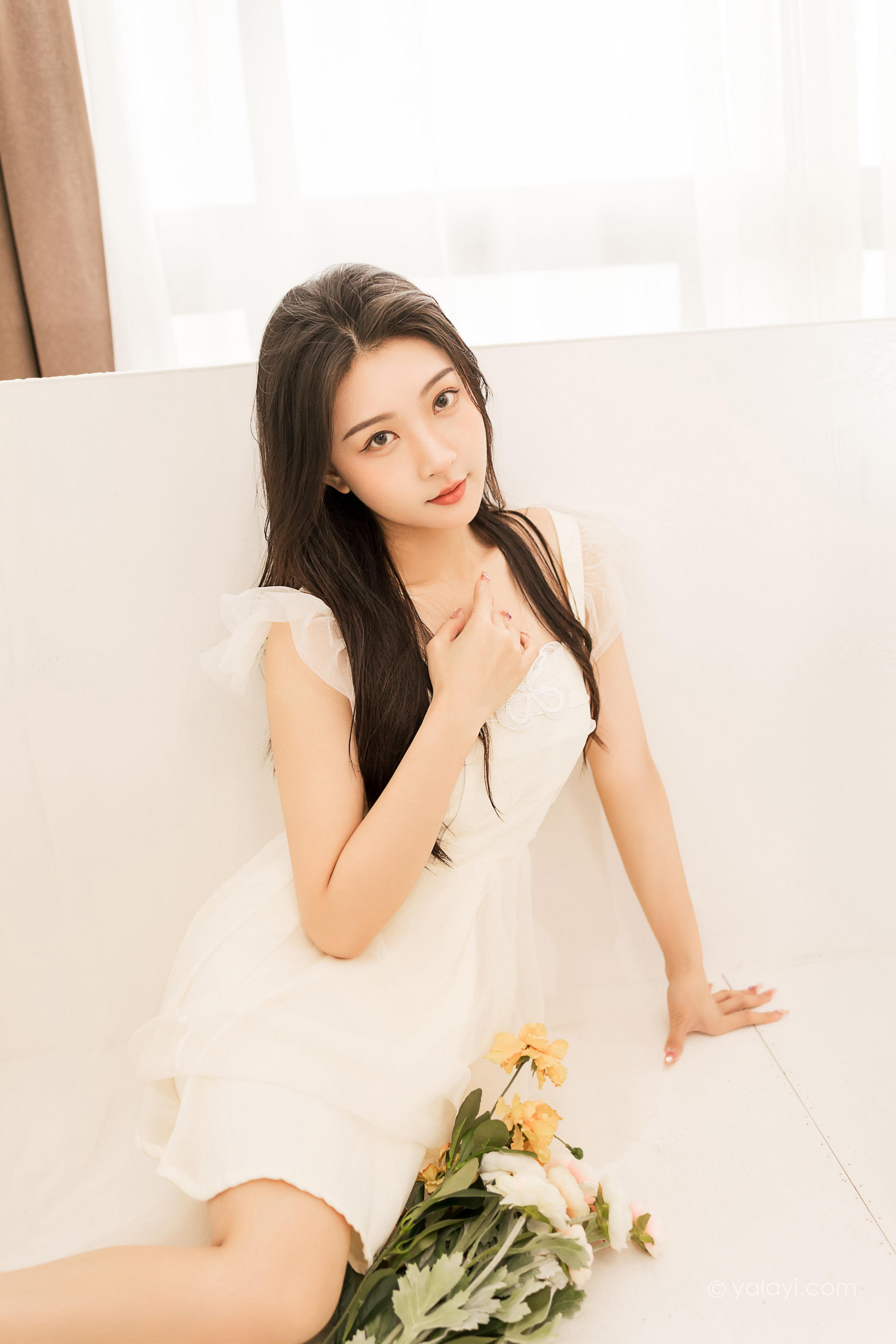 [YALAYI雅拉伊]2022.05.25 你别太迷人 徐小云 白色连衣裙居家清纯写真集第2张