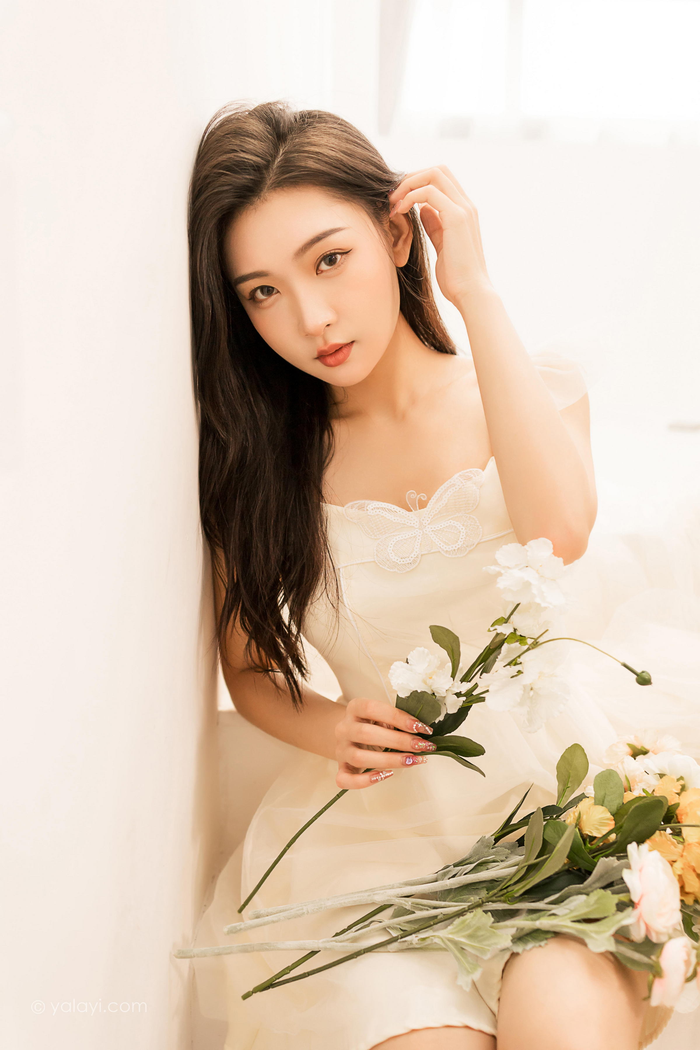 [YALAYI雅拉伊]2022.05.25 你别太迷人 徐小云 白色连衣裙居家清纯写真集第13张