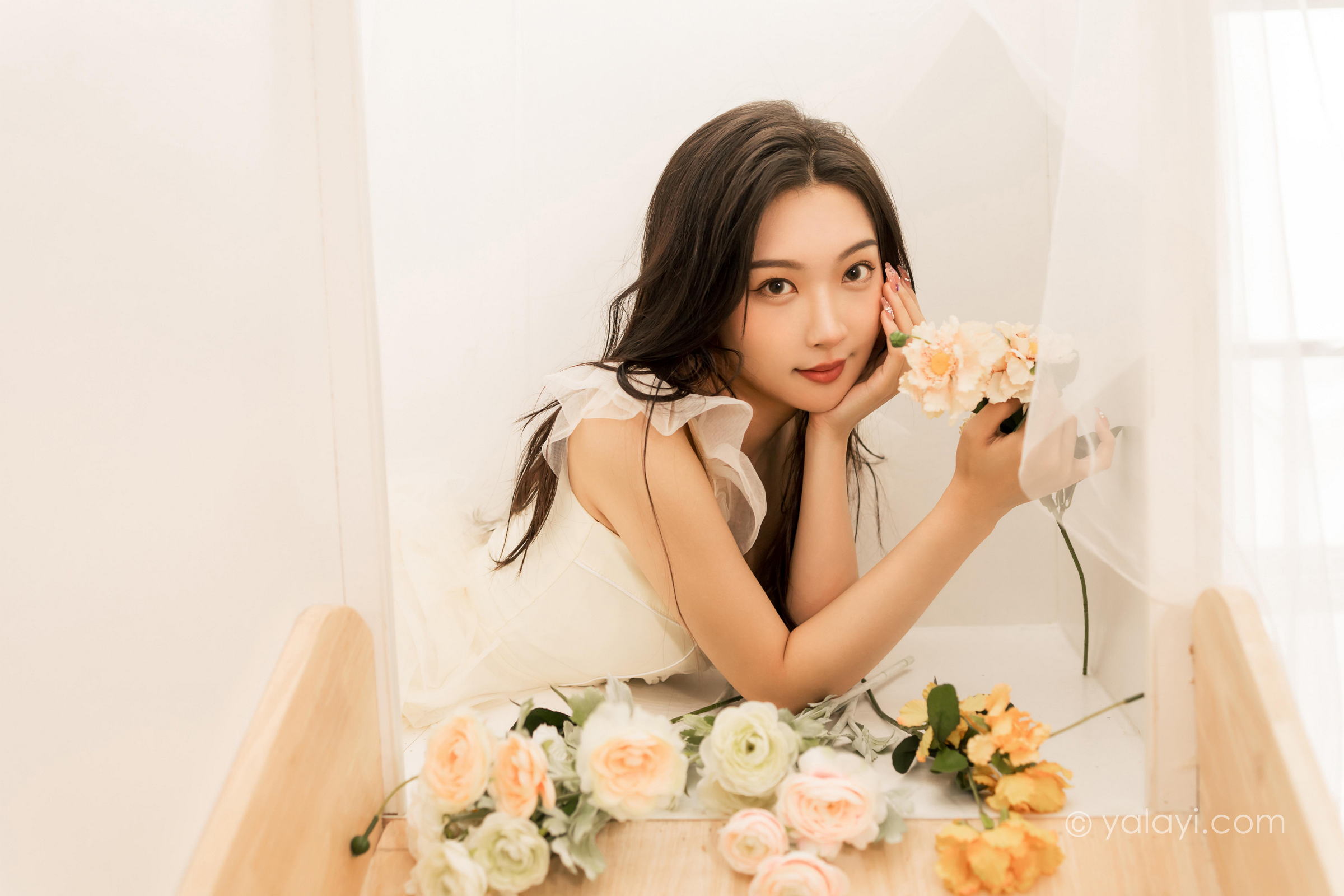 [YALAYI雅拉伊]2022.05.25 你别太迷人 徐小云 白色连衣裙居家清纯写真集第9张