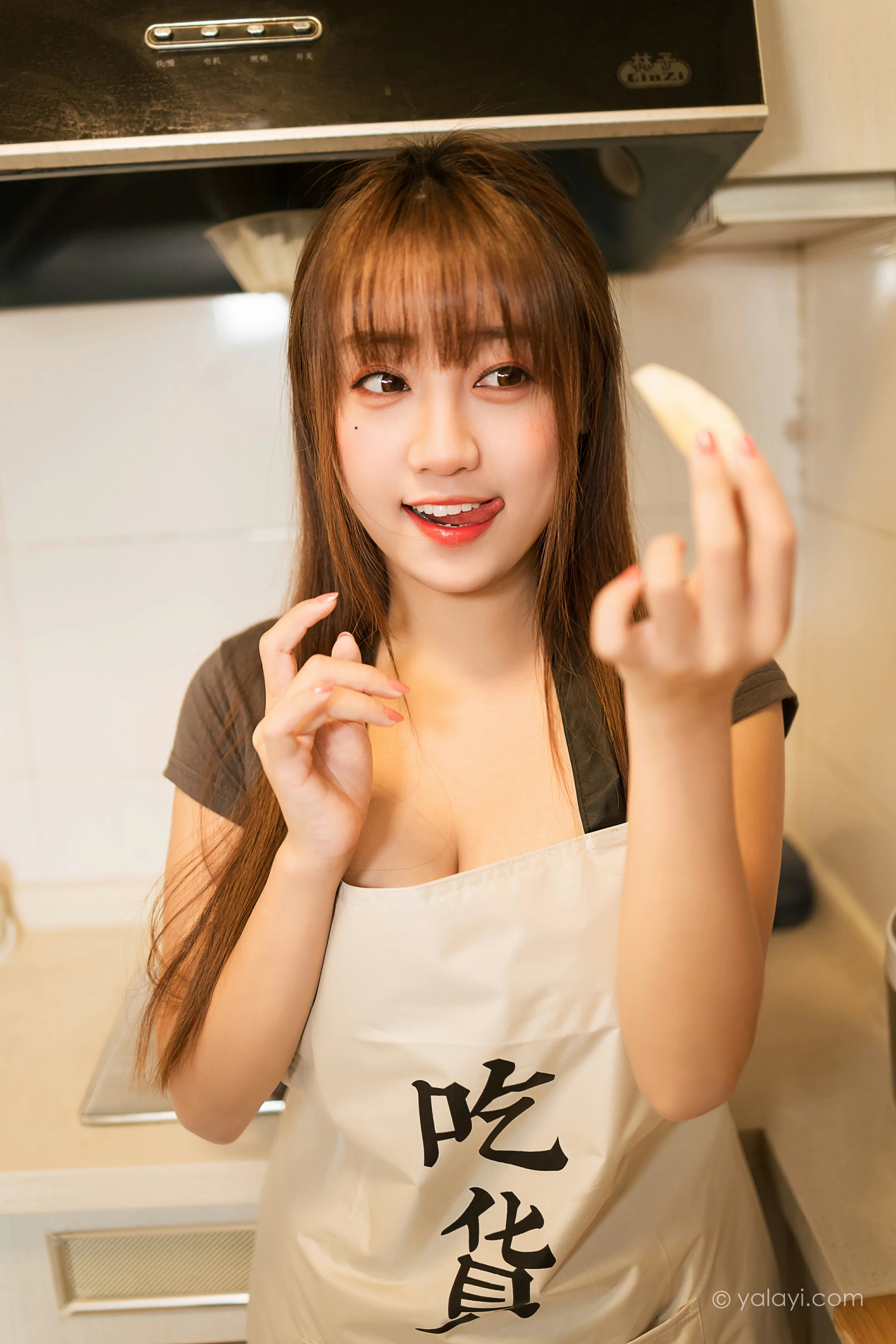 [YALAYI雅拉伊]NO.745 《下班的诱惑》 虞艺 棕色短袖加灰色碎花短裙居家性感写真集第4张