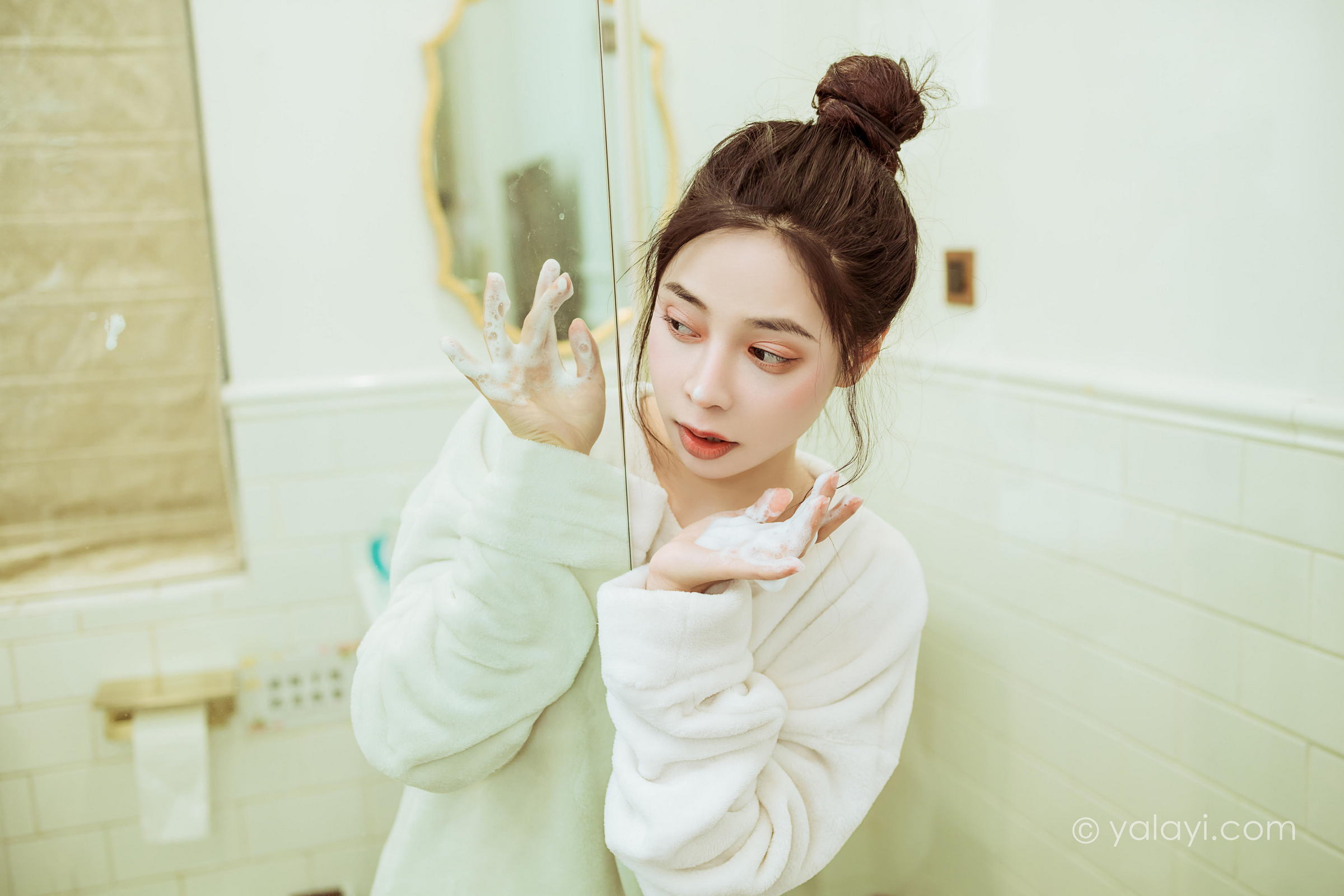 [YALAYI雅拉伊]2022.03.02 恋爱日常 诗咏 白色连身毛衣居家清纯写真集第13张