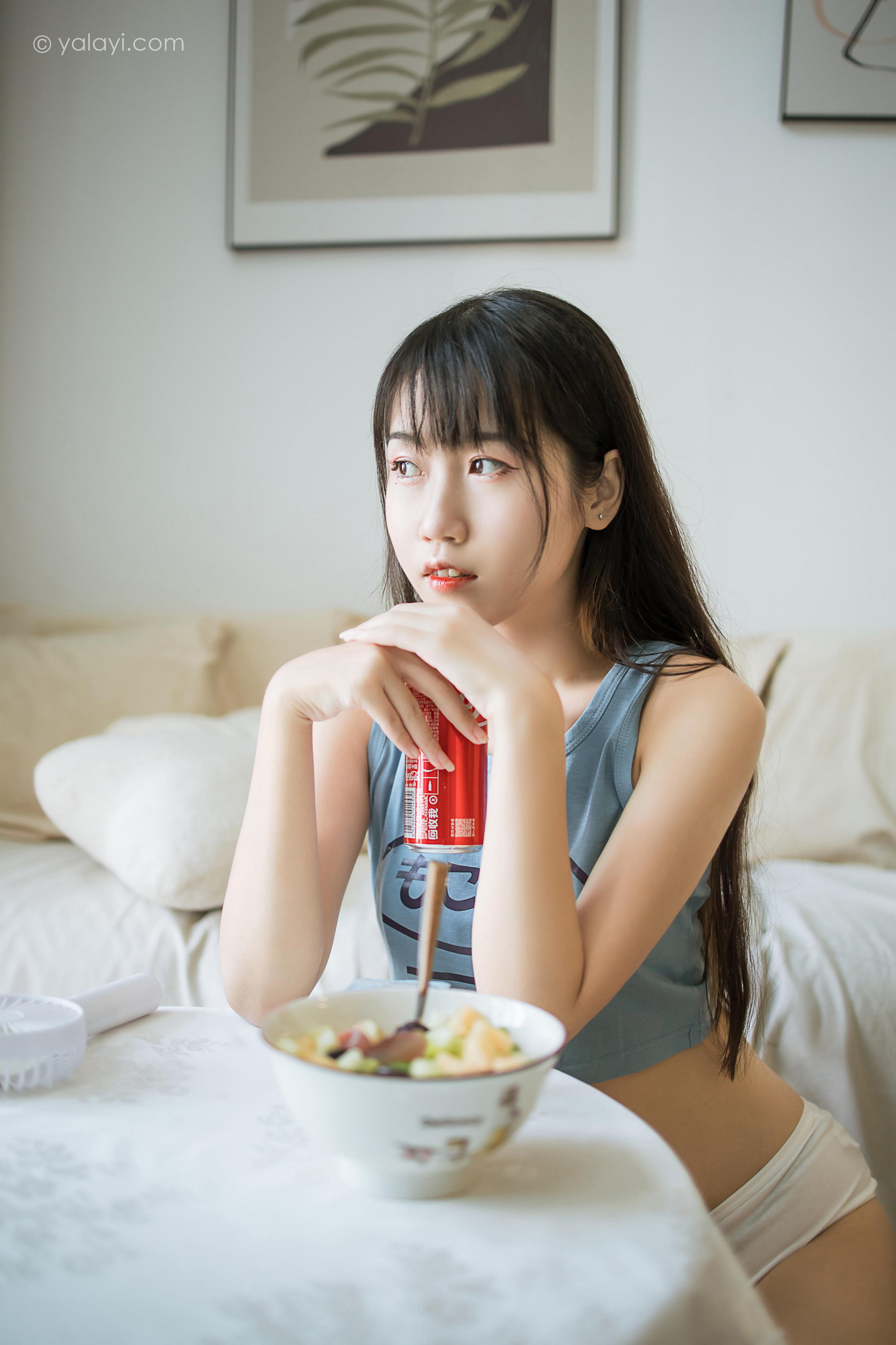 [YALAYI雅拉伊]2022.02.09 闲居在家 弈思 灰色小背心加白色绵袜居家清纯写真集第3张