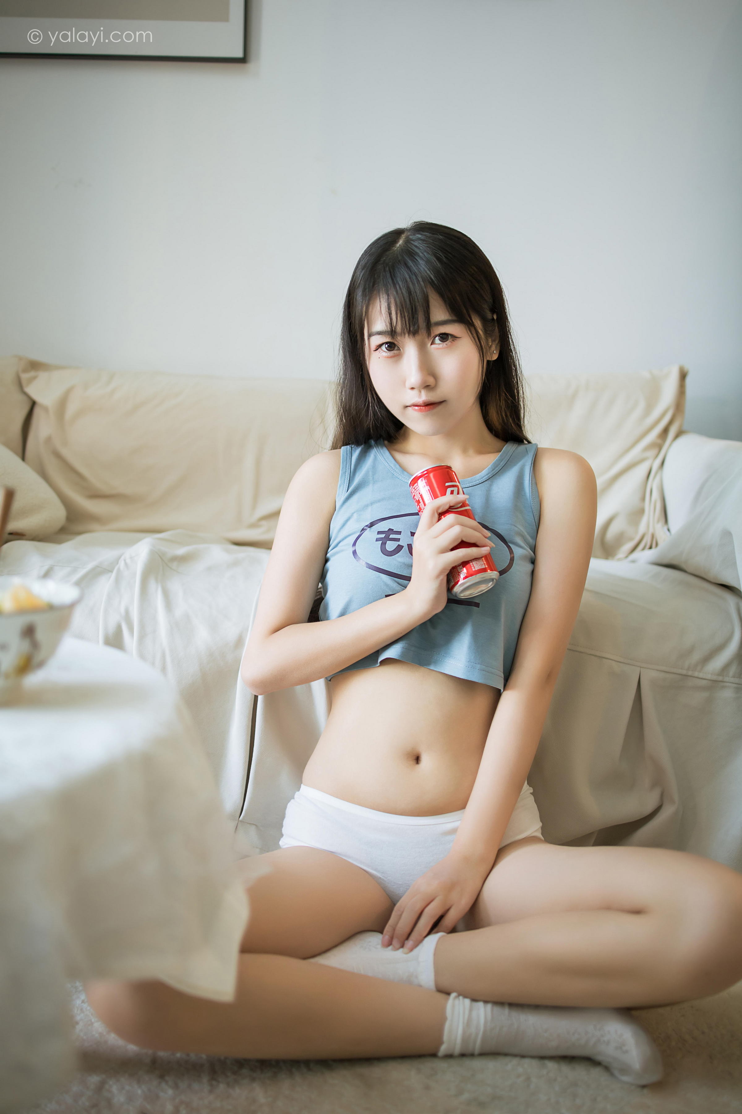 [YALAYI雅拉伊]2022.02.09 闲居在家 弈思 灰色小背心加白色绵袜居家清纯写真集第2张