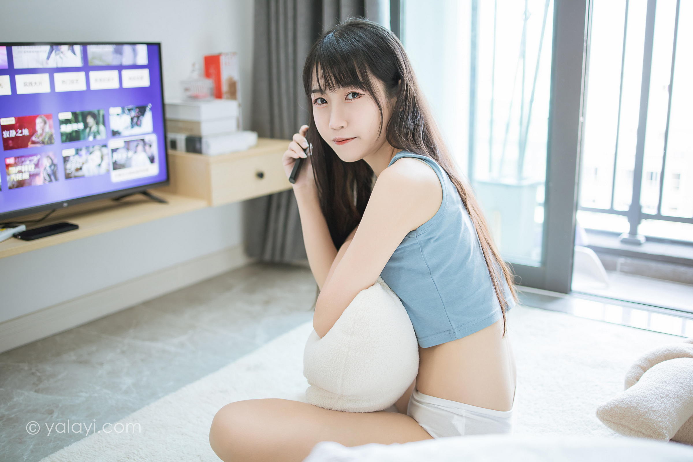 [YALAYI雅拉伊]2022.02.09 闲居在家 弈思 灰色小背心加白色绵袜居家清纯写真集第13张