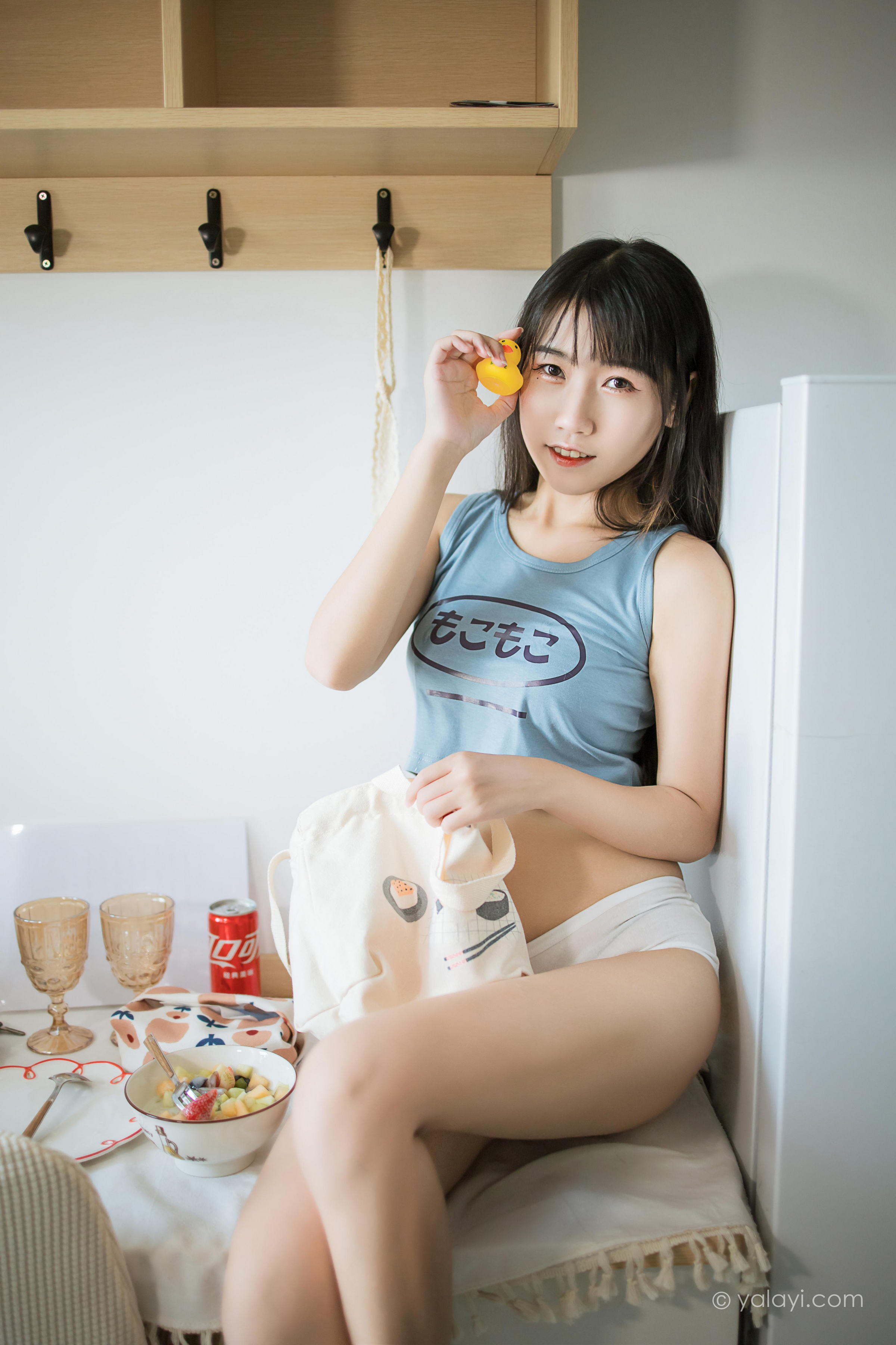 [YALAYI雅拉伊]2022.02.09 闲居在家 弈思 灰色小背心加白色绵袜居家清纯写真集第12张
