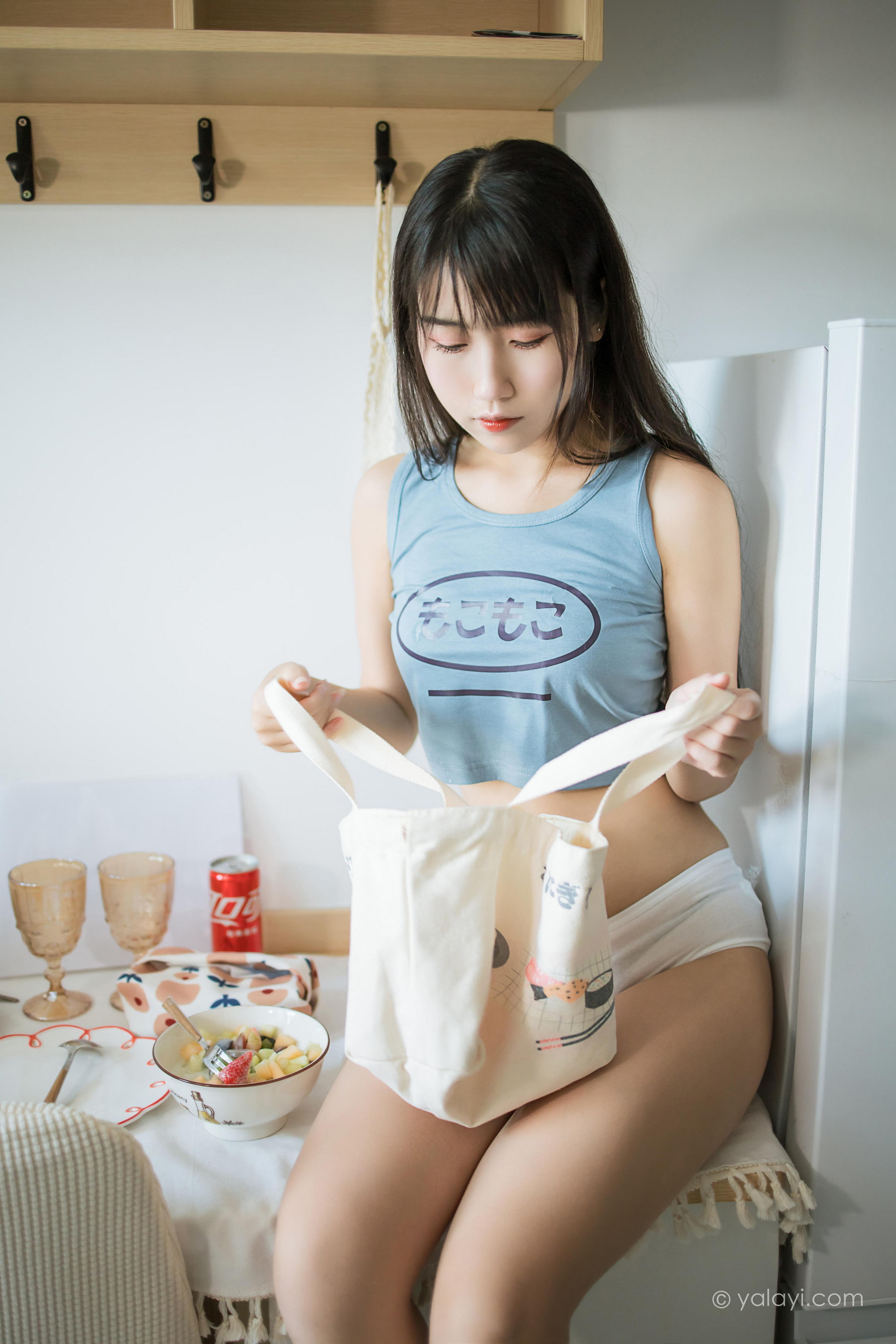 [YALAYI雅拉伊]2022.02.09 闲居在家 弈思 灰色小背心加白色绵袜居家清纯写真集第12张