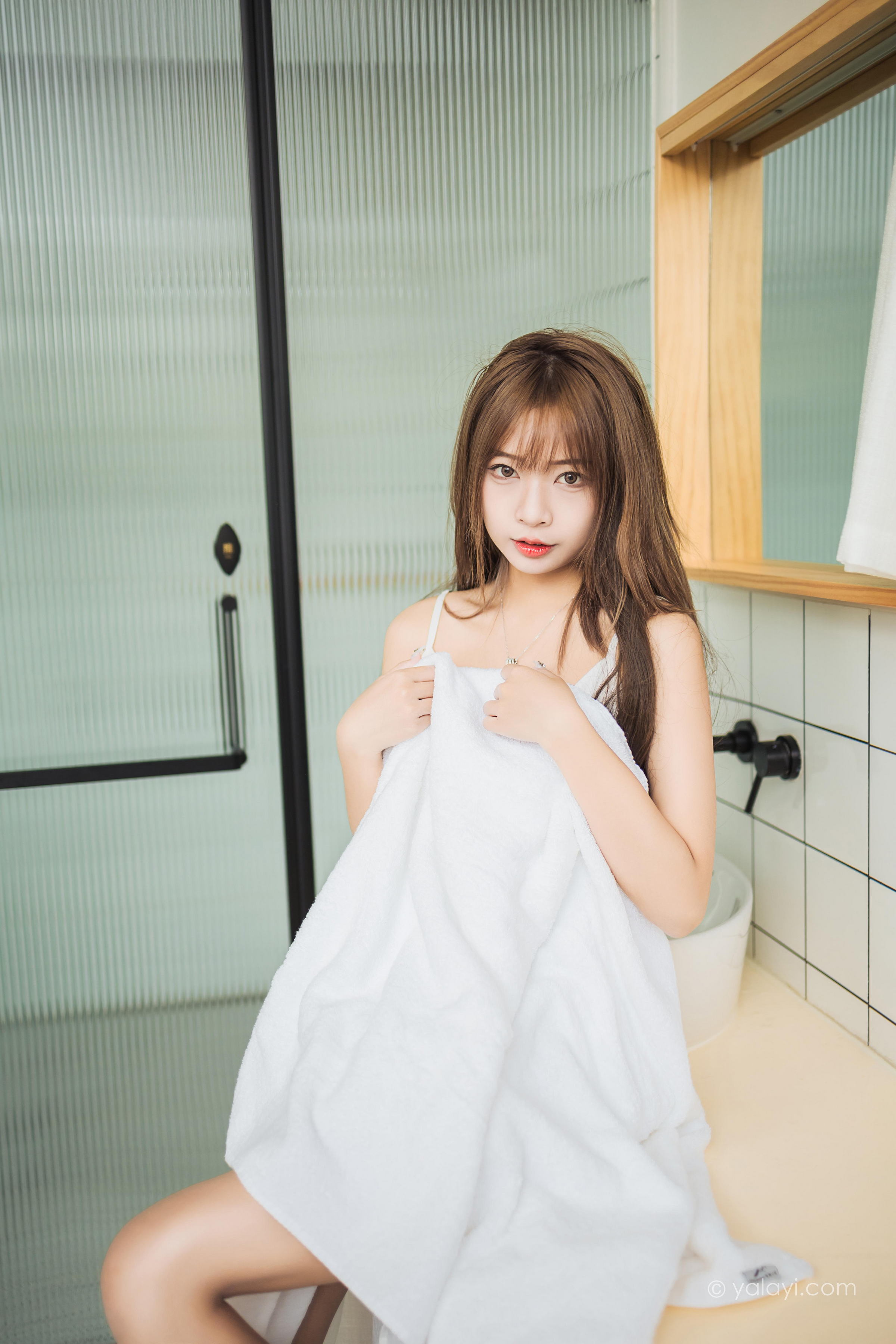 [YALAYI雅拉伊]2022.05.13 小女友 阿禾 白色吊带睡衣裙性感写真集第14张