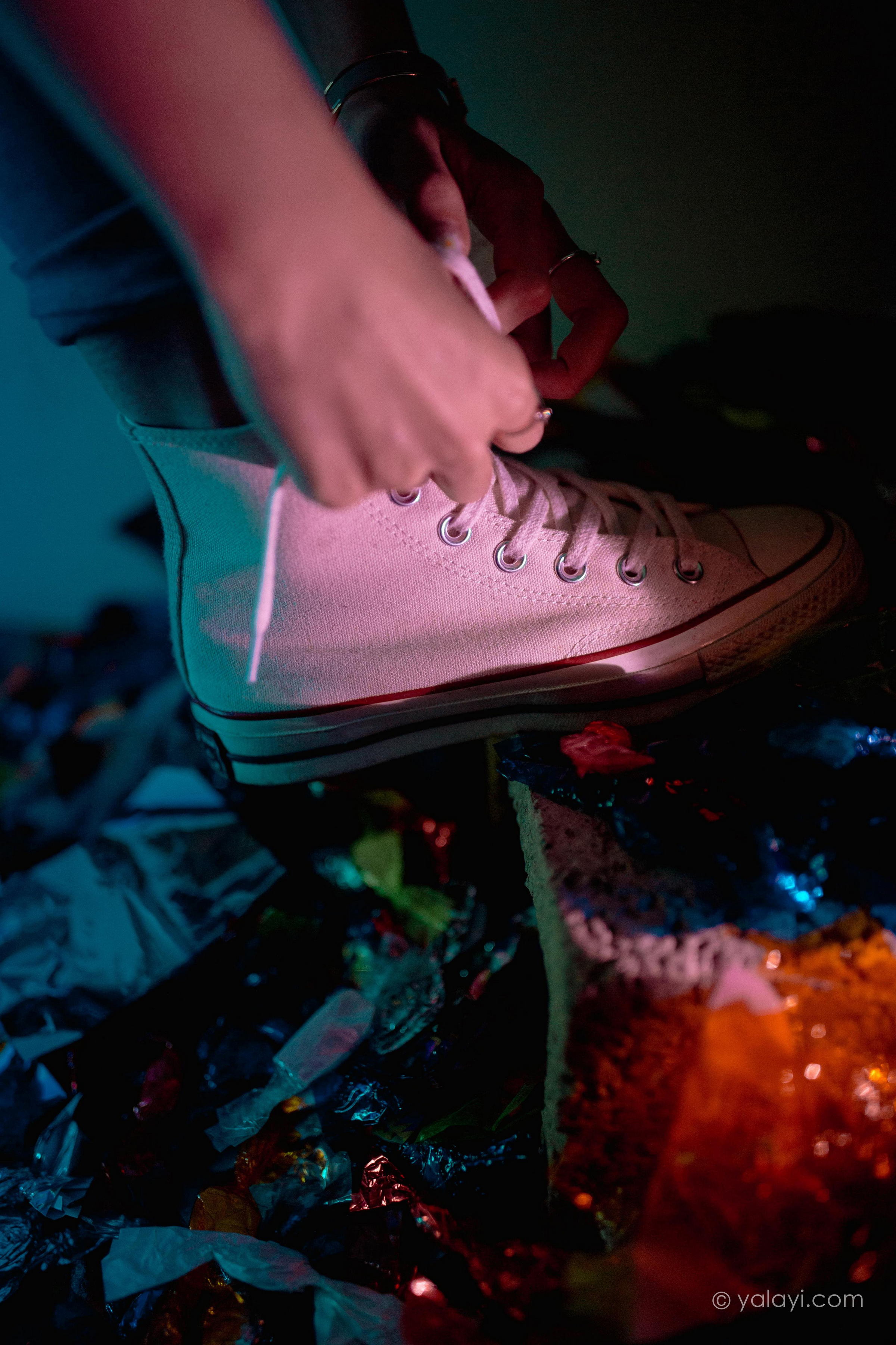 [YALAYI雅拉伊]2022.04.02 无关痛痒 小米 白色外套与灰色蕾丝内衣加牛仔裤性感私房写真集第9张