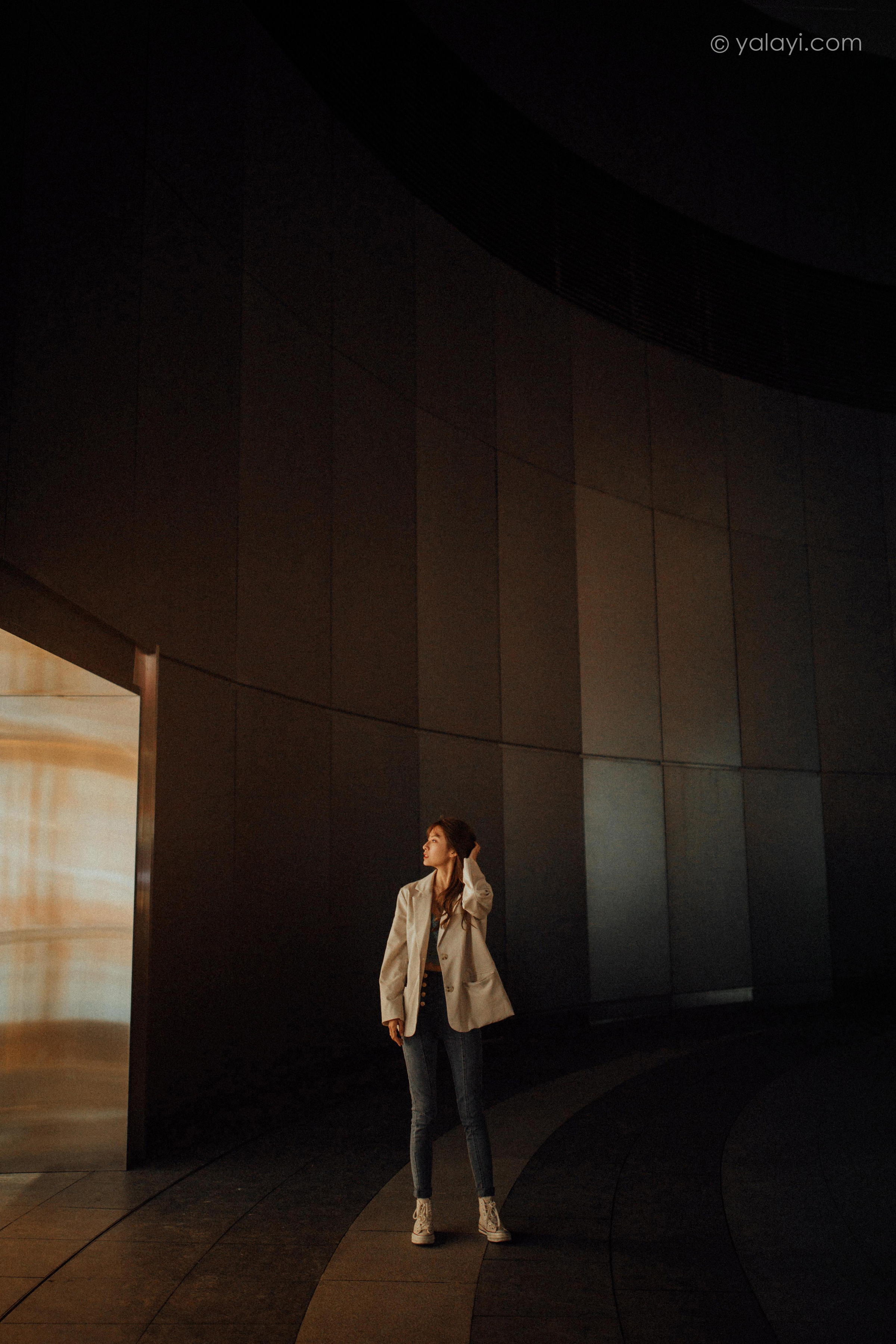 [YALAYI雅拉伊]2022.04.02 无关痛痒 小米 白色外套与灰色蕾丝内衣加牛仔裤性感私房写真集第1张