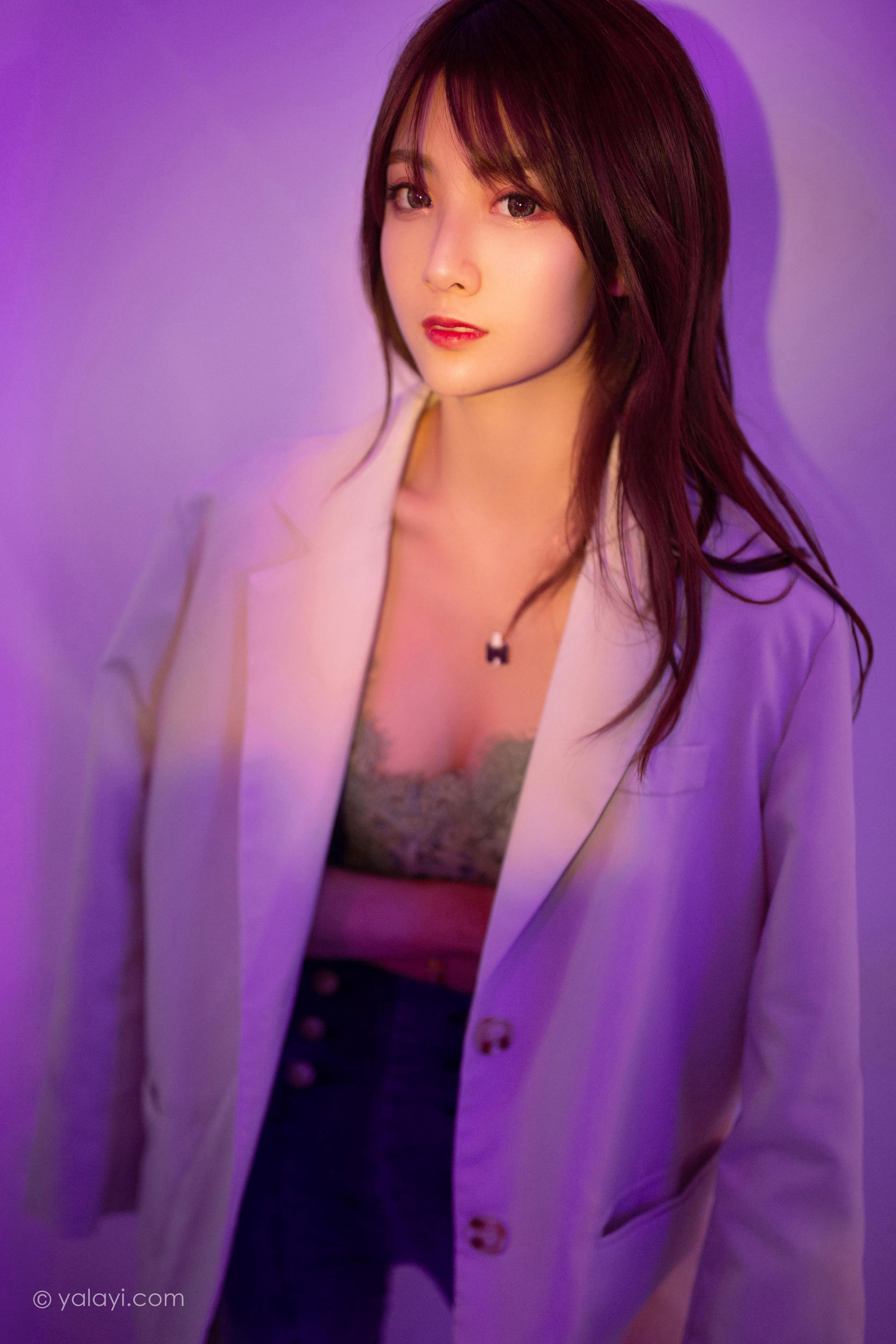 [YALAYI雅拉伊]2022.04.02 无关痛痒 小米 白色外套与灰色蕾丝内衣加牛仔裤性感私房写真集第5张