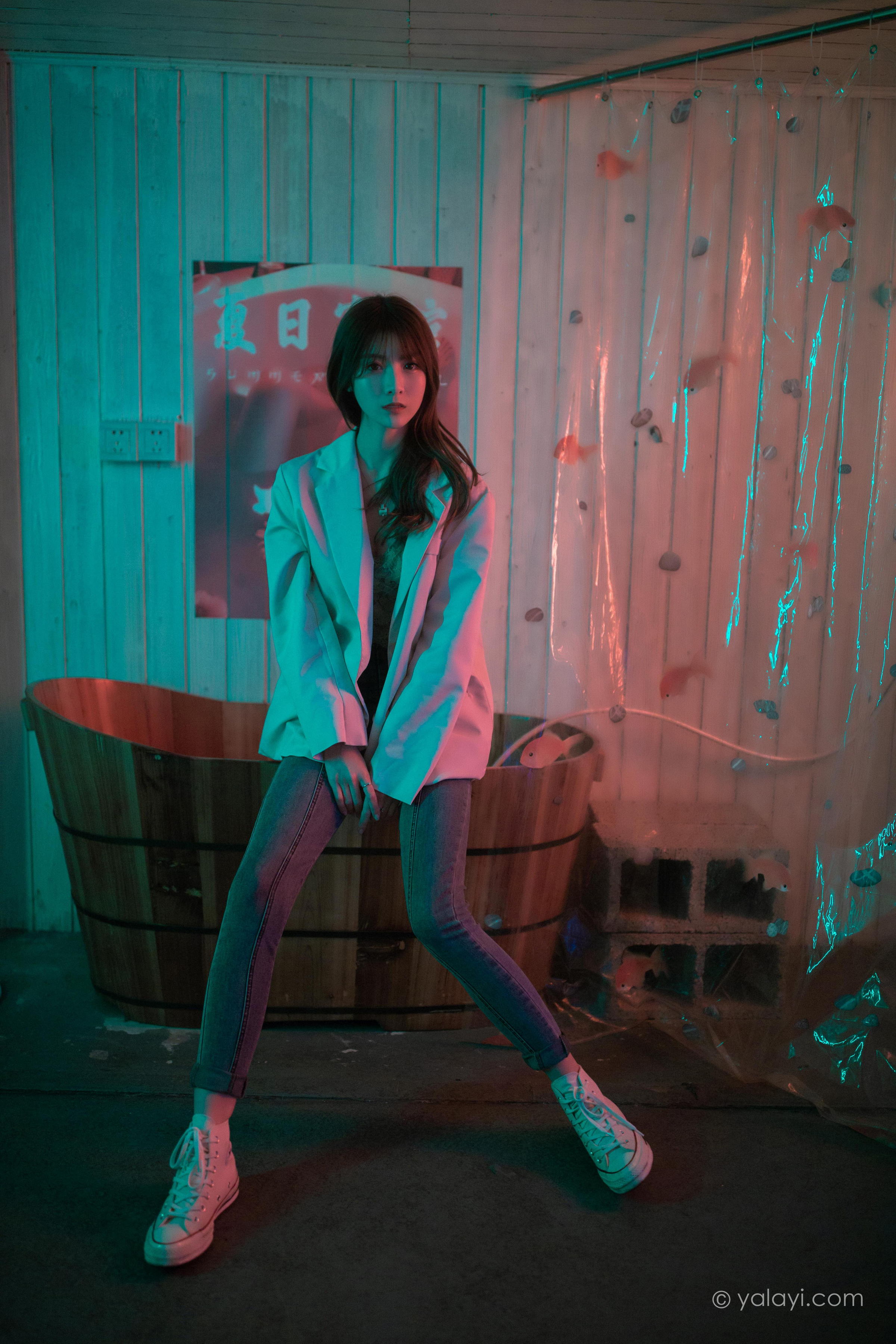 [YALAYI雅拉伊]2022.04.02 无关痛痒 小米 白色外套与灰色蕾丝内衣加牛仔裤性感私房写真集第13张