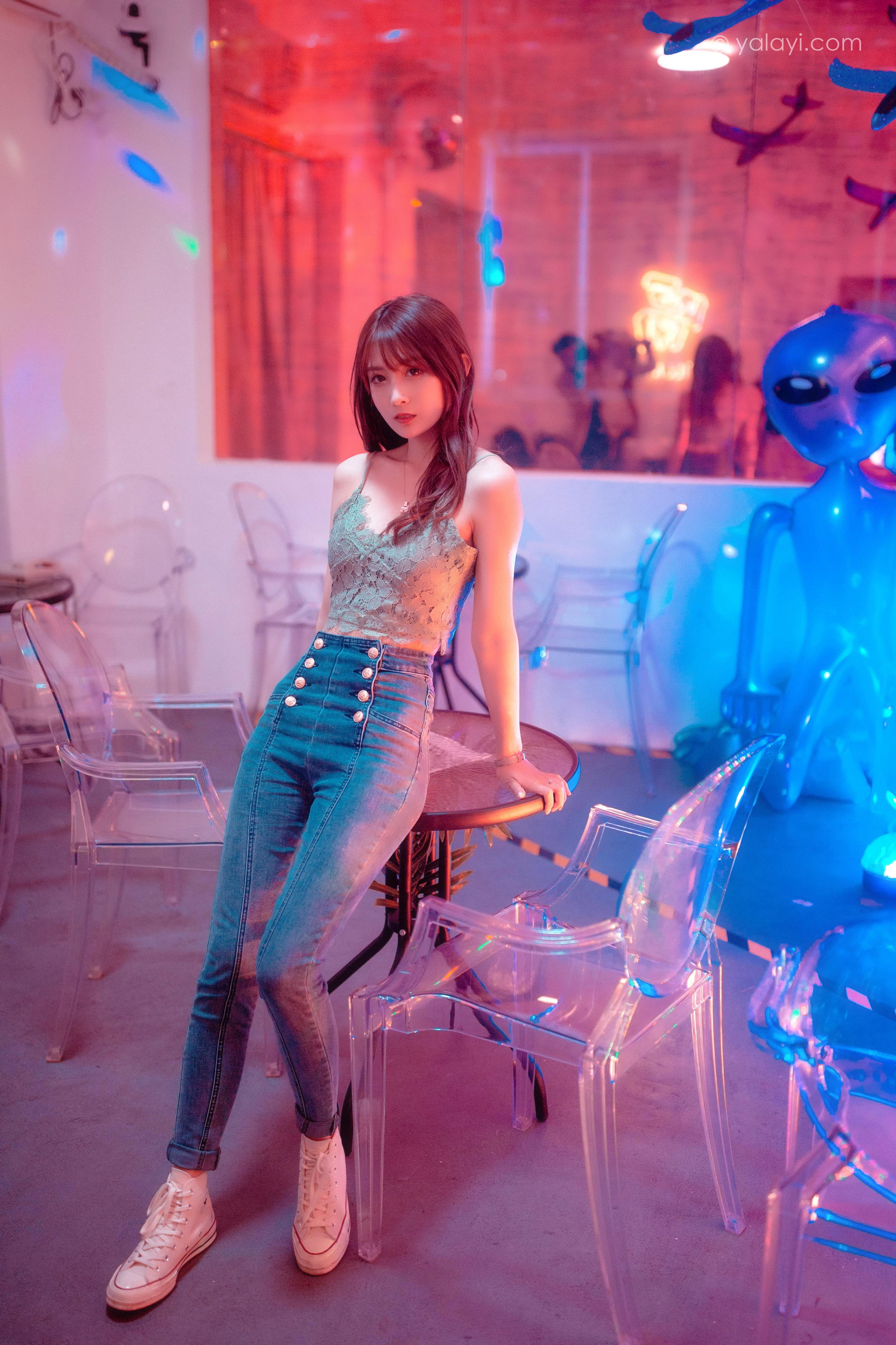 [YALAYI雅拉伊]2022.04.02 无关痛痒 小米 白色外套与灰色蕾丝内衣加牛仔裤性感私房写真集第7张