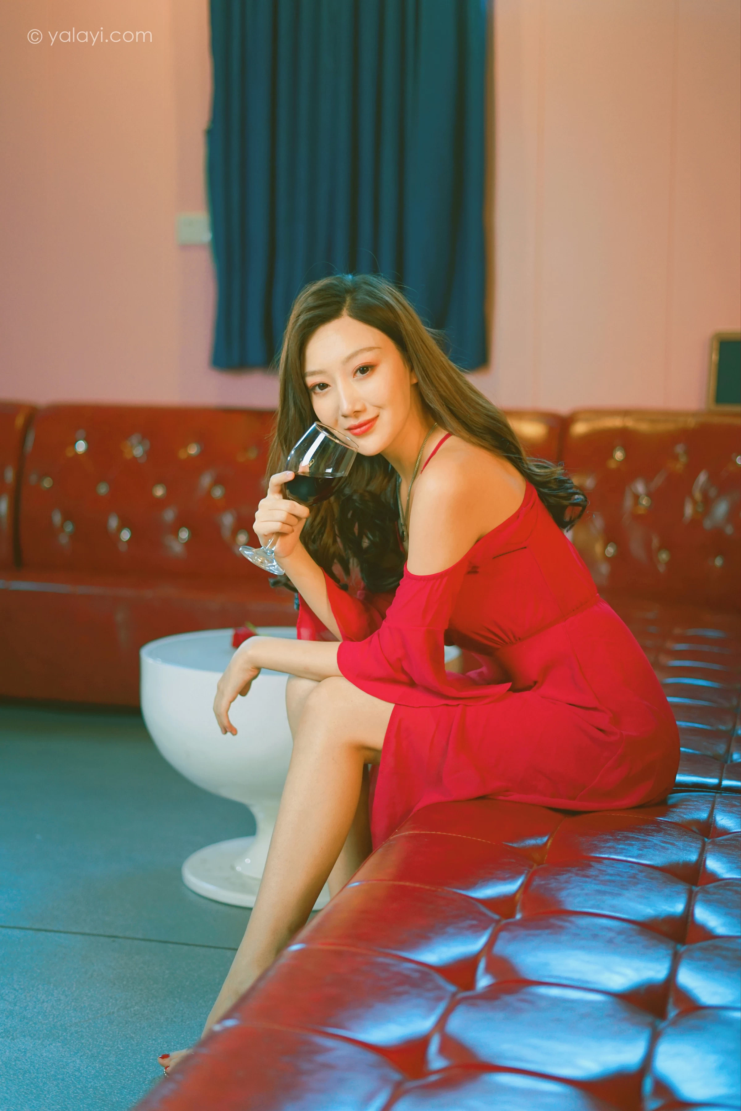 [YALAYI雅拉伊]2021.12.09 美好时光莫辜负 蕊思 红色吊带礼服裙性感私房写真集第7张