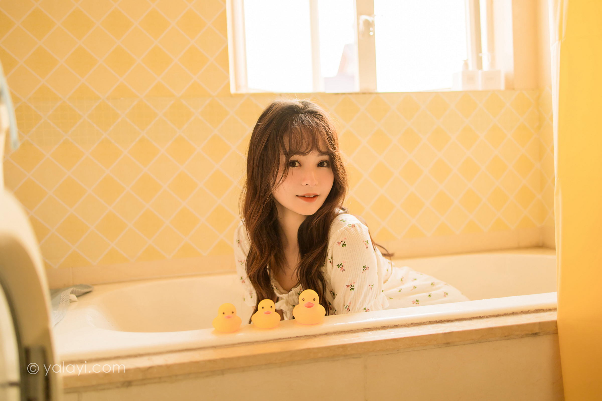 [YALAYI雅拉伊]2022.04.20 可爱的女孩 小亭 白色连身睡衣裙居家清纯写真集第12张