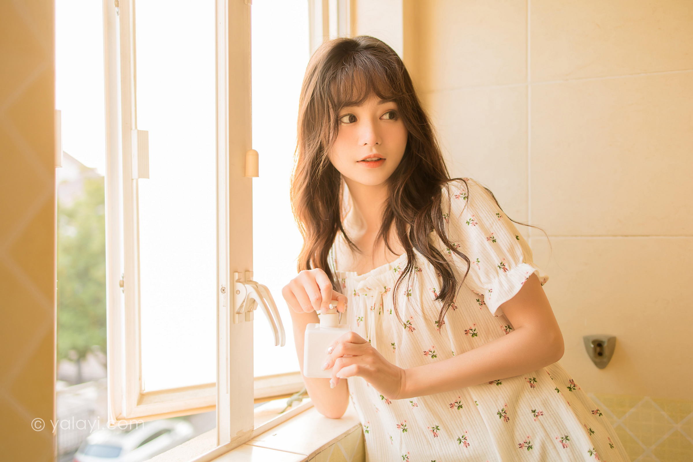 [YALAYI雅拉伊]2022.04.20 可爱的女孩 小亭 白色连身睡衣裙居家清纯写真集第13张