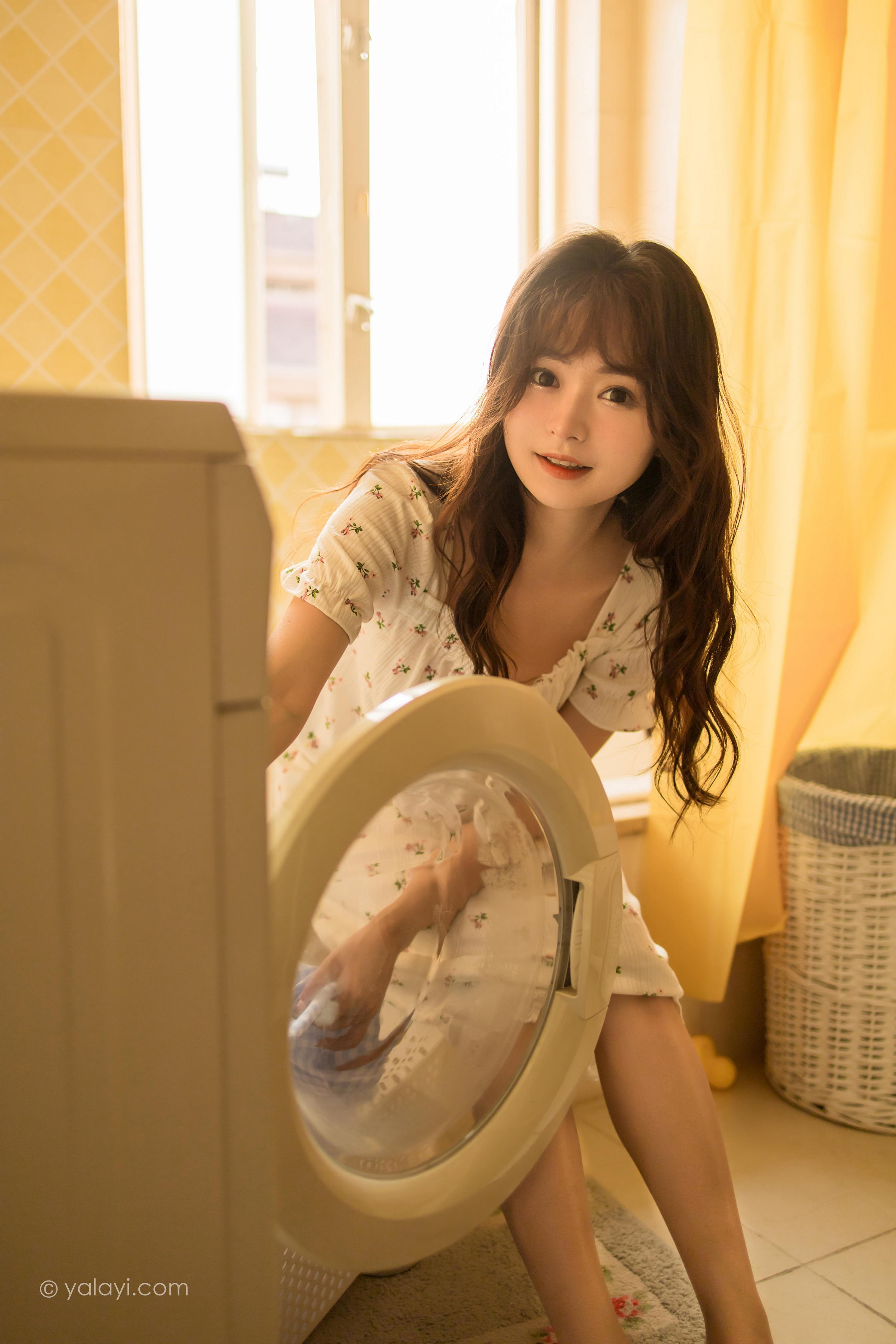 [YALAYI雅拉伊]2022.04.20 可爱的女孩 小亭 白色连身睡衣裙居家清纯写真集第6张