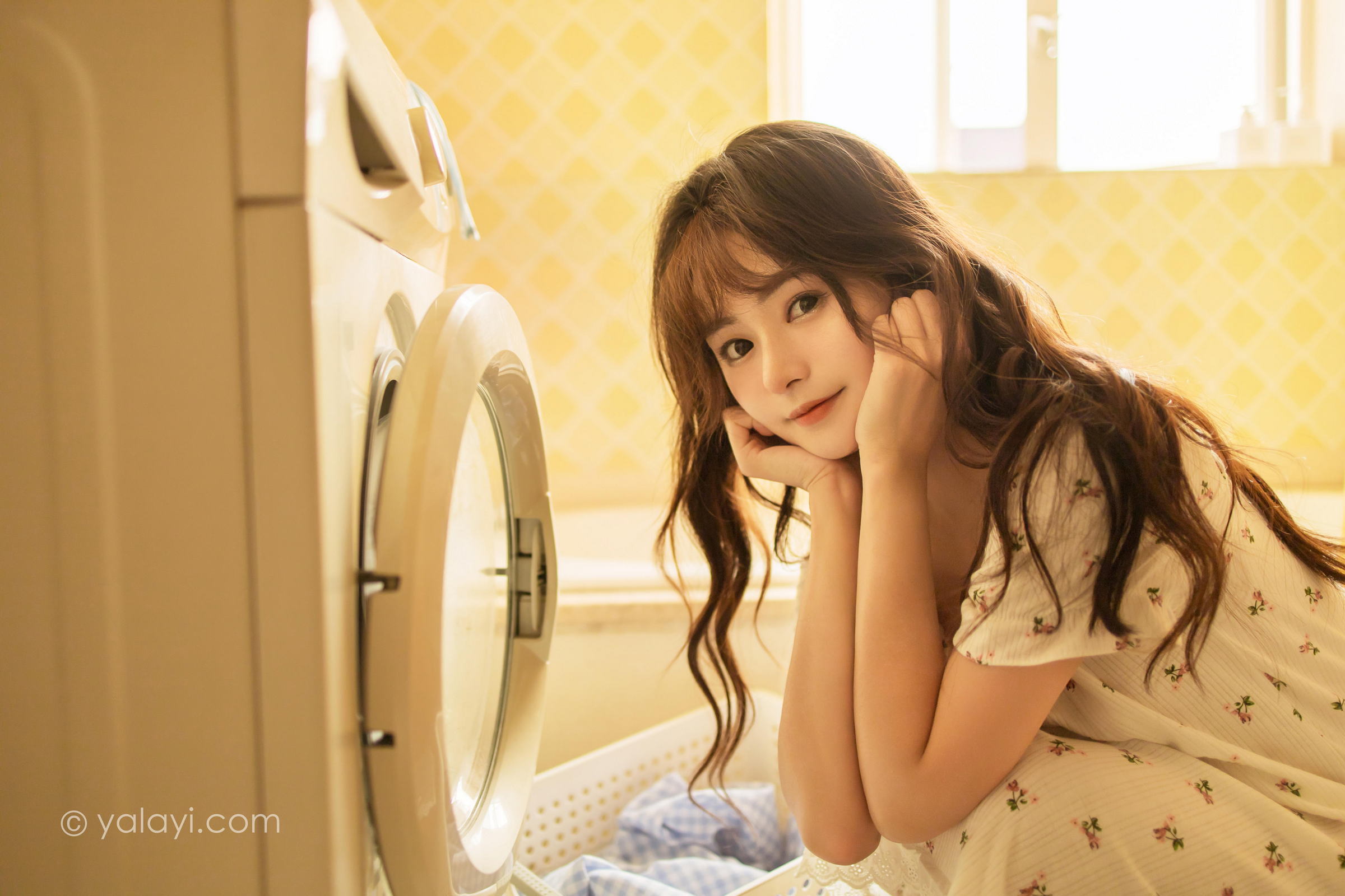 [YALAYI雅拉伊]2022.04.20 可爱的女孩 小亭 白色连身睡衣裙居家清纯写真集第5张