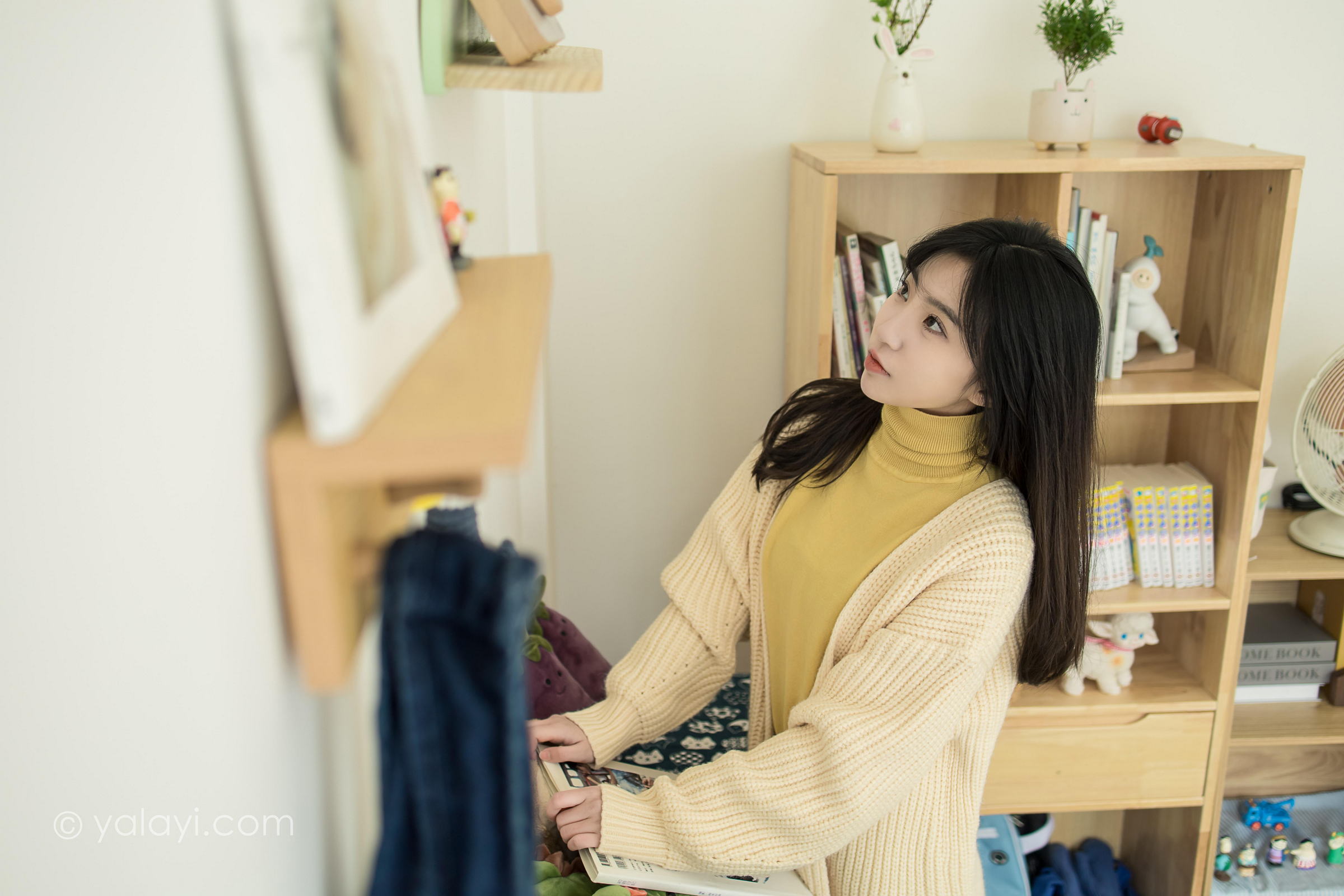 [YALAYI雅拉伊]2022.03.04 玉兰花 小乔 黄色毛衣加紧身牛仔裤居家清纯写真集第10张