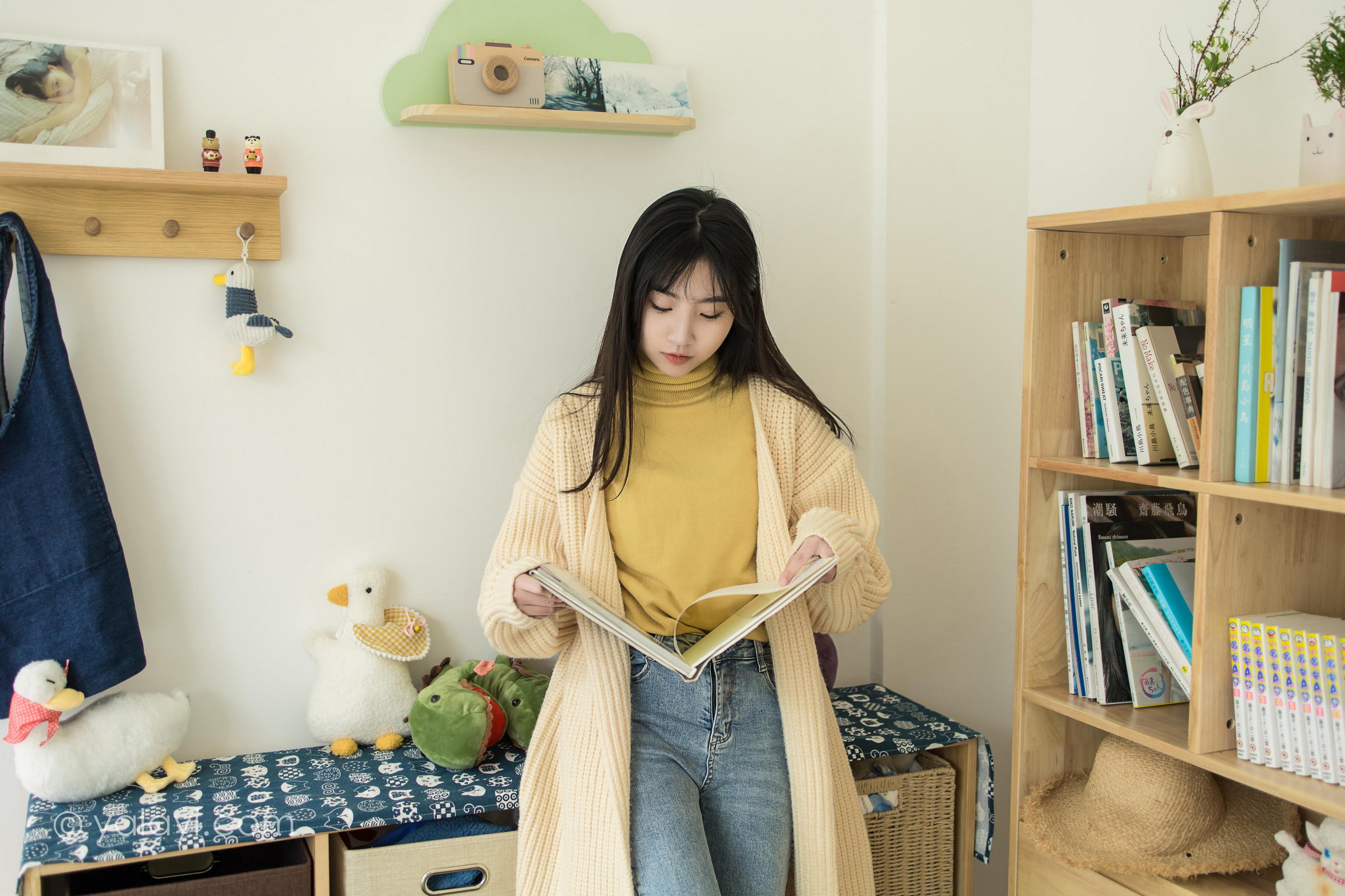 [YALAYI雅拉伊]2022.03.04 玉兰花 小乔 黄色毛衣加紧身牛仔裤居家清纯写真集第11张